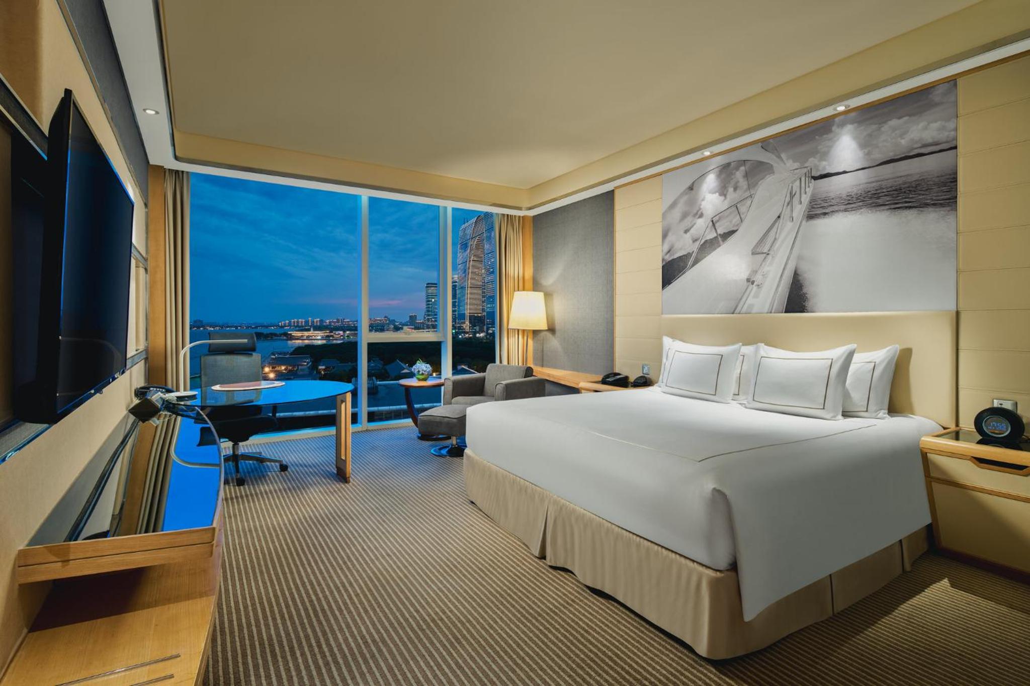 Premium King Room with Lake View thumbnail 5