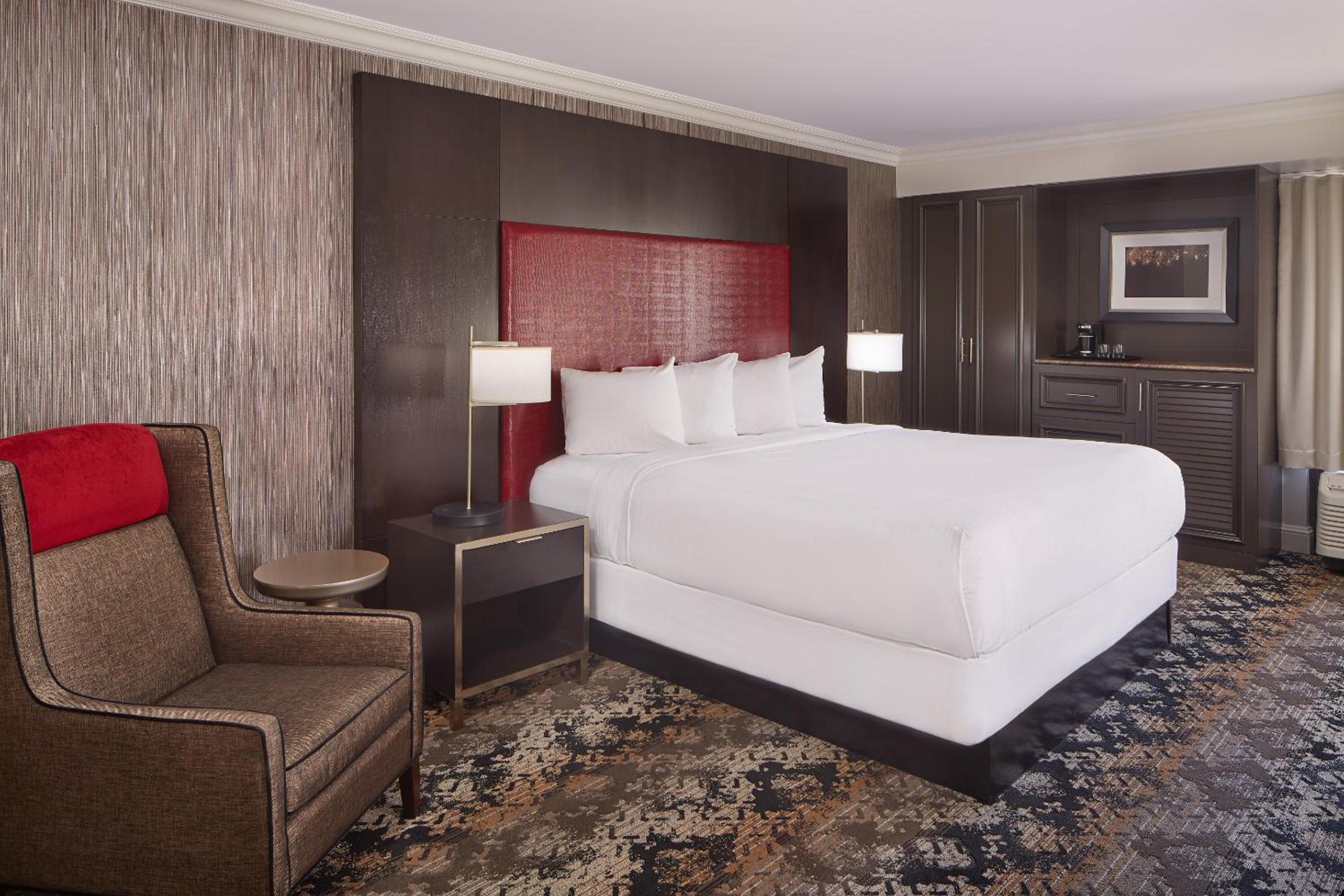 Deluxe King Room - Non-Smoking - Photo 3