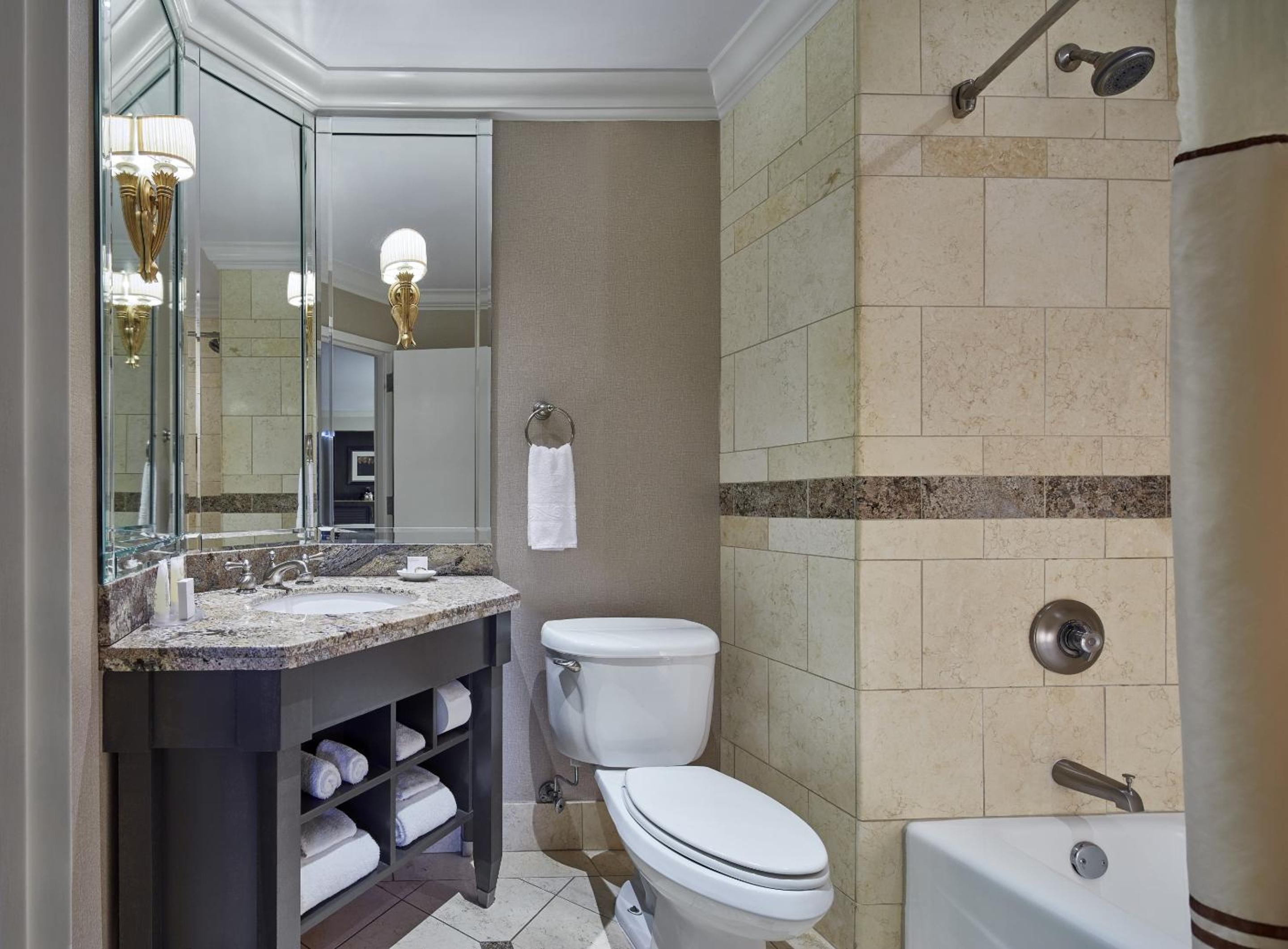 Deluxe King Room - Non-Smoking - Photo 2