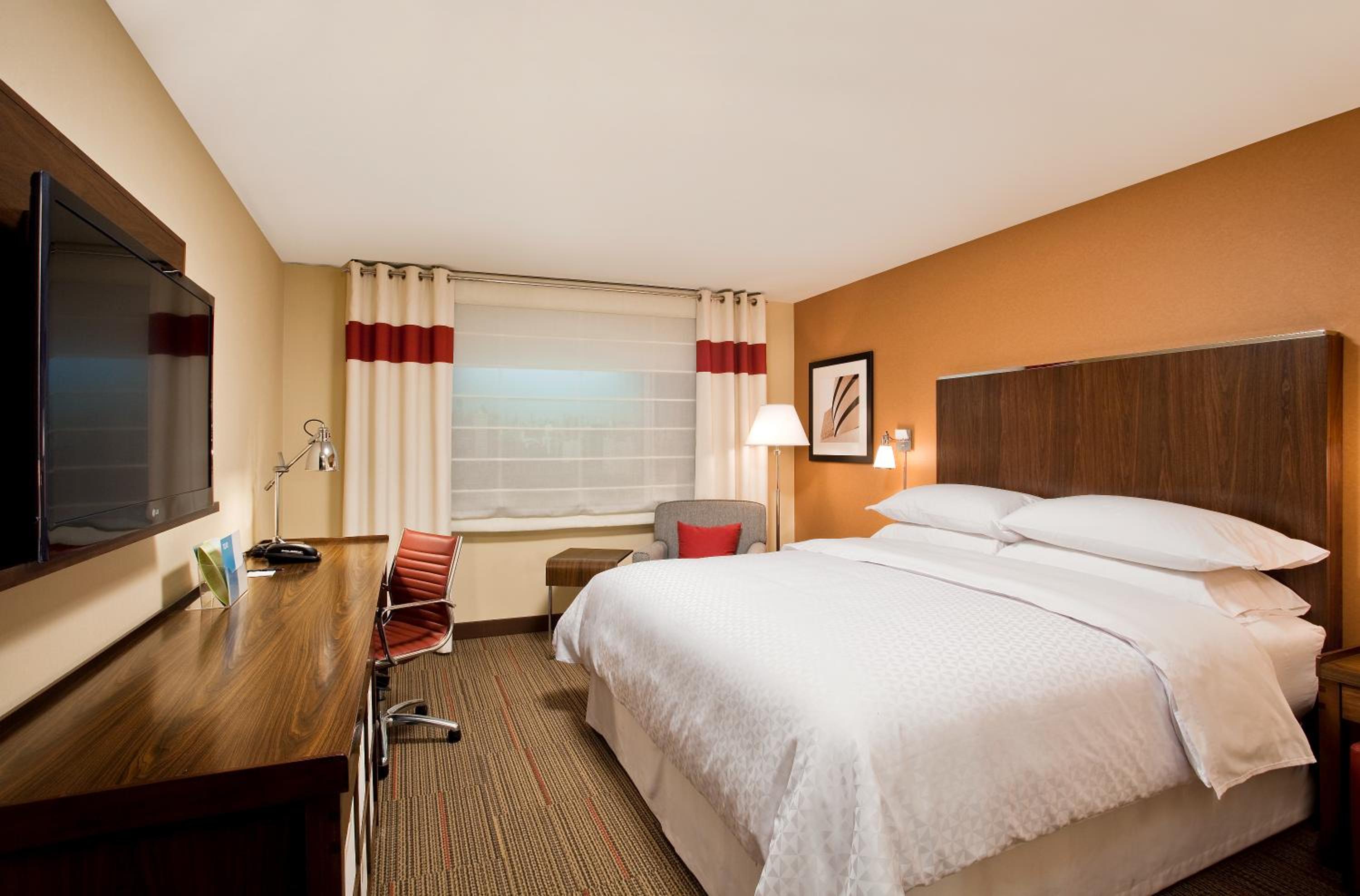 King Room with Roll-In Shower - Disability Access/Non Smoking - Photo 1