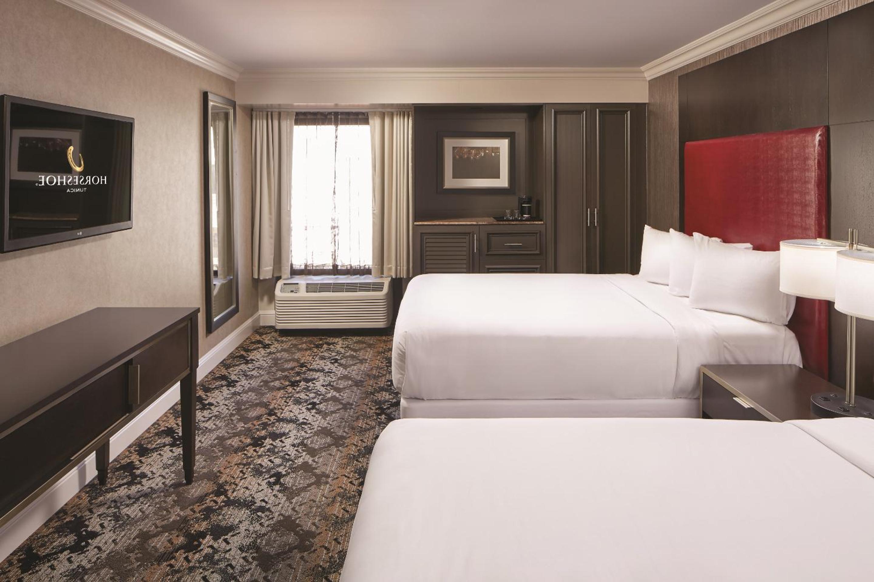  Deluxe Queen Room with Two Queen Beds - Non-Smoking - Photo 3