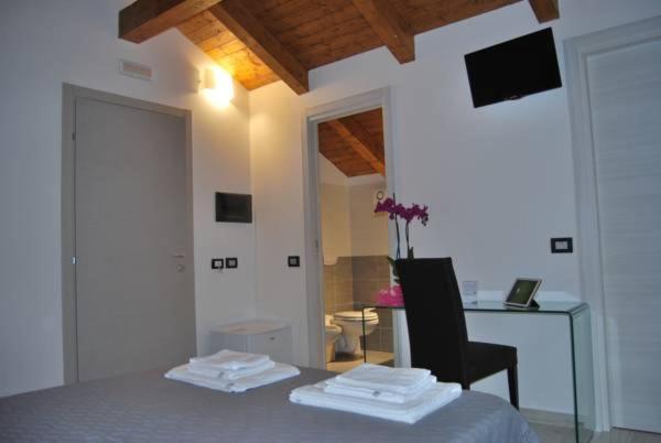 Deluxe Double Room with Balcony and Sea View - Photo 2