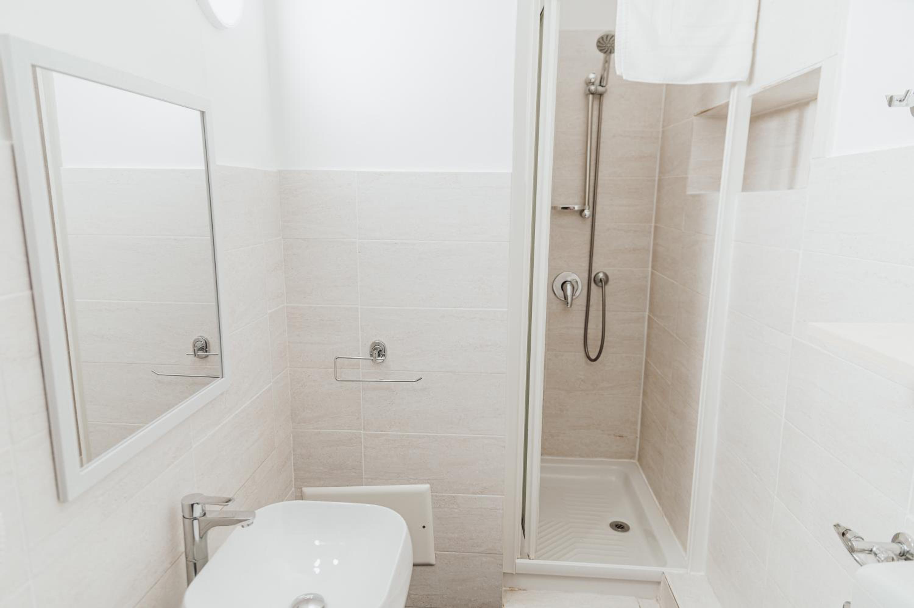 Economy Triple Room - Photo 7