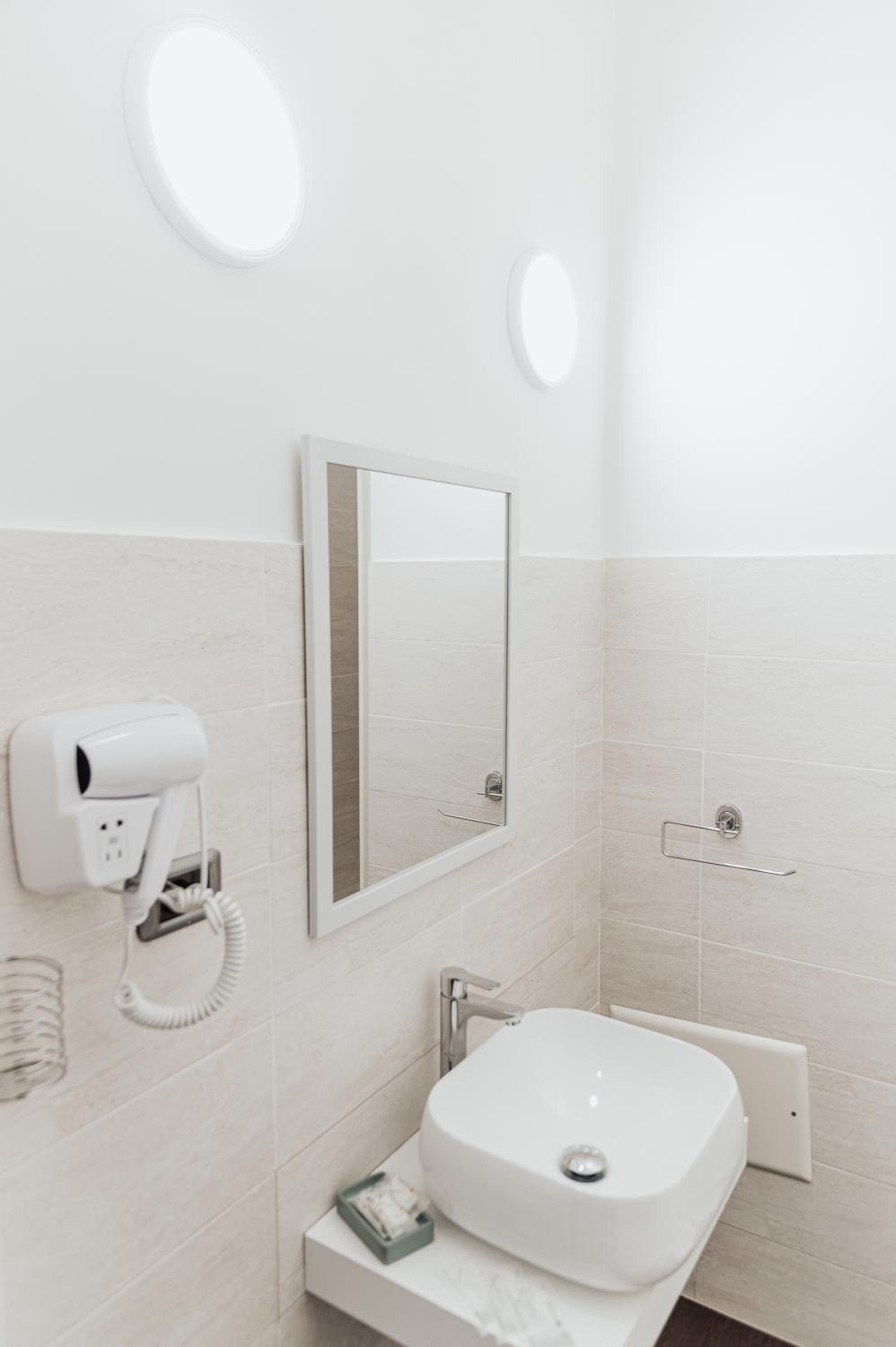 Economy Triple Room - Photo 8