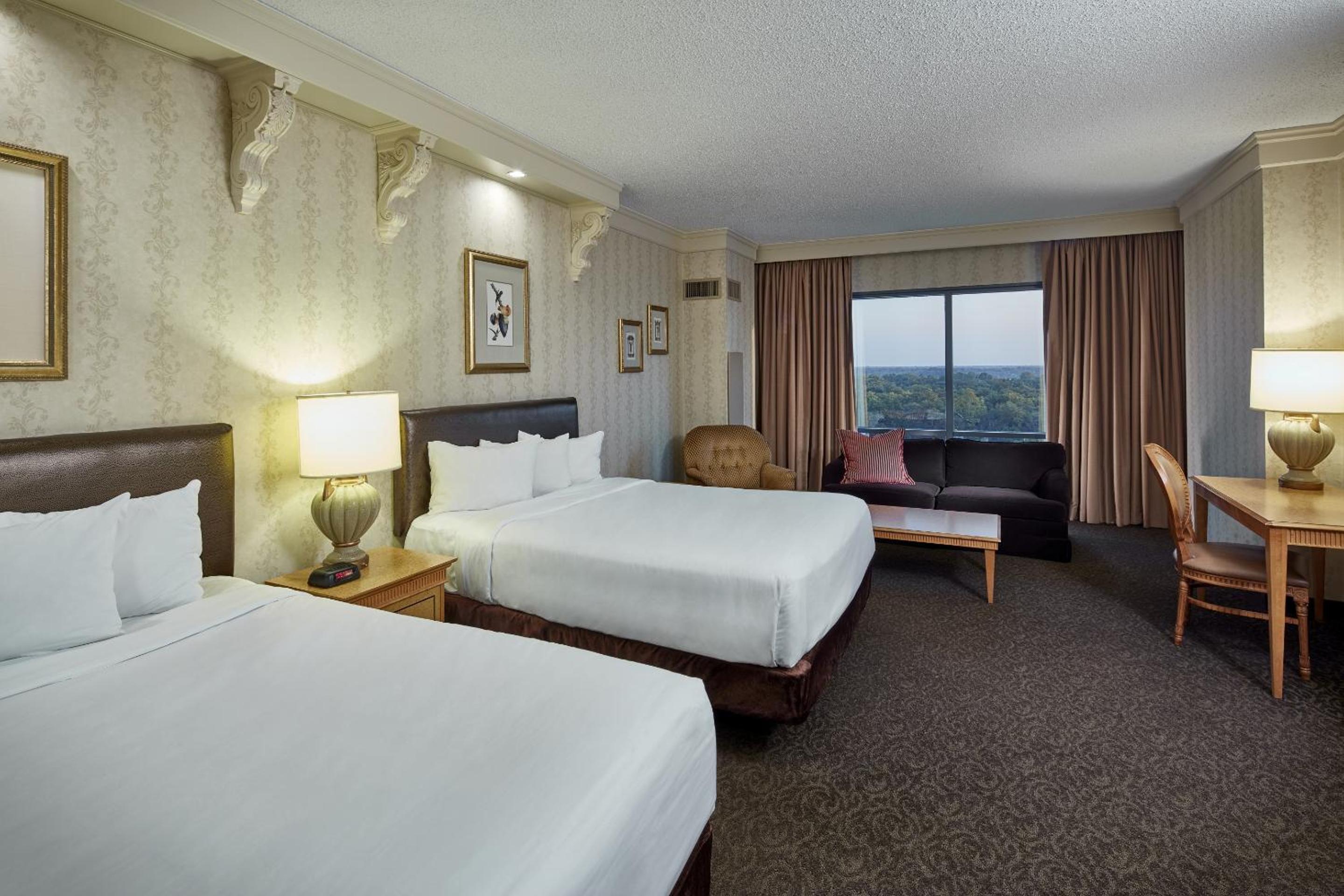 Premium Queen Room with Two Queen Beds - Non Smoking - Photo 3