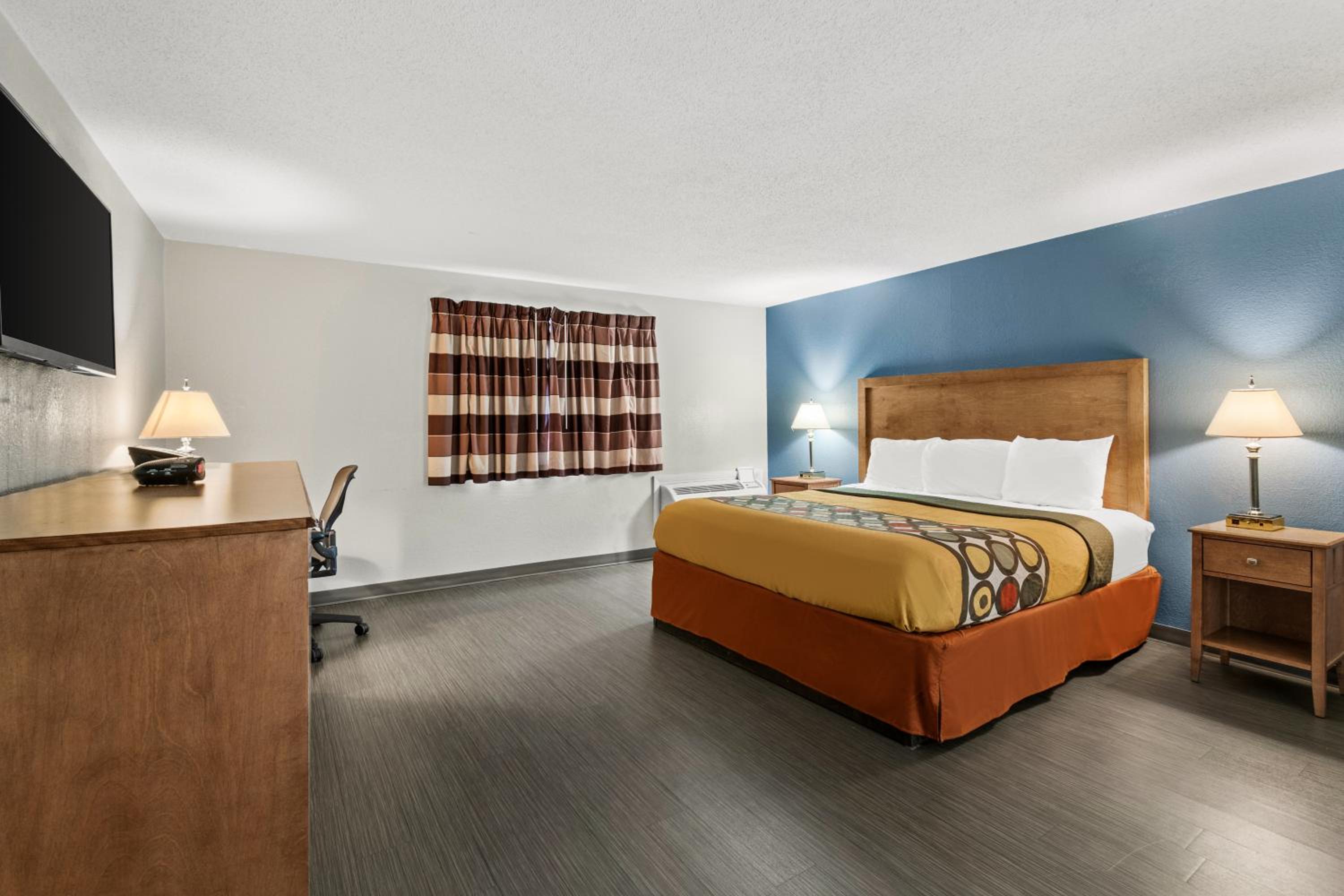 1 King Bed Non Smoking - Photo 6