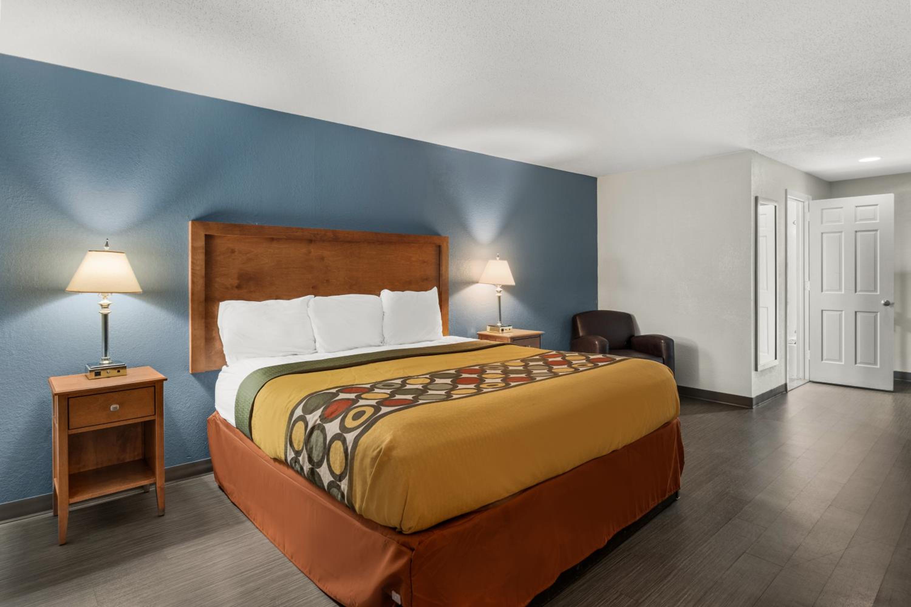 1 King Bed Non Smoking - Photo 10