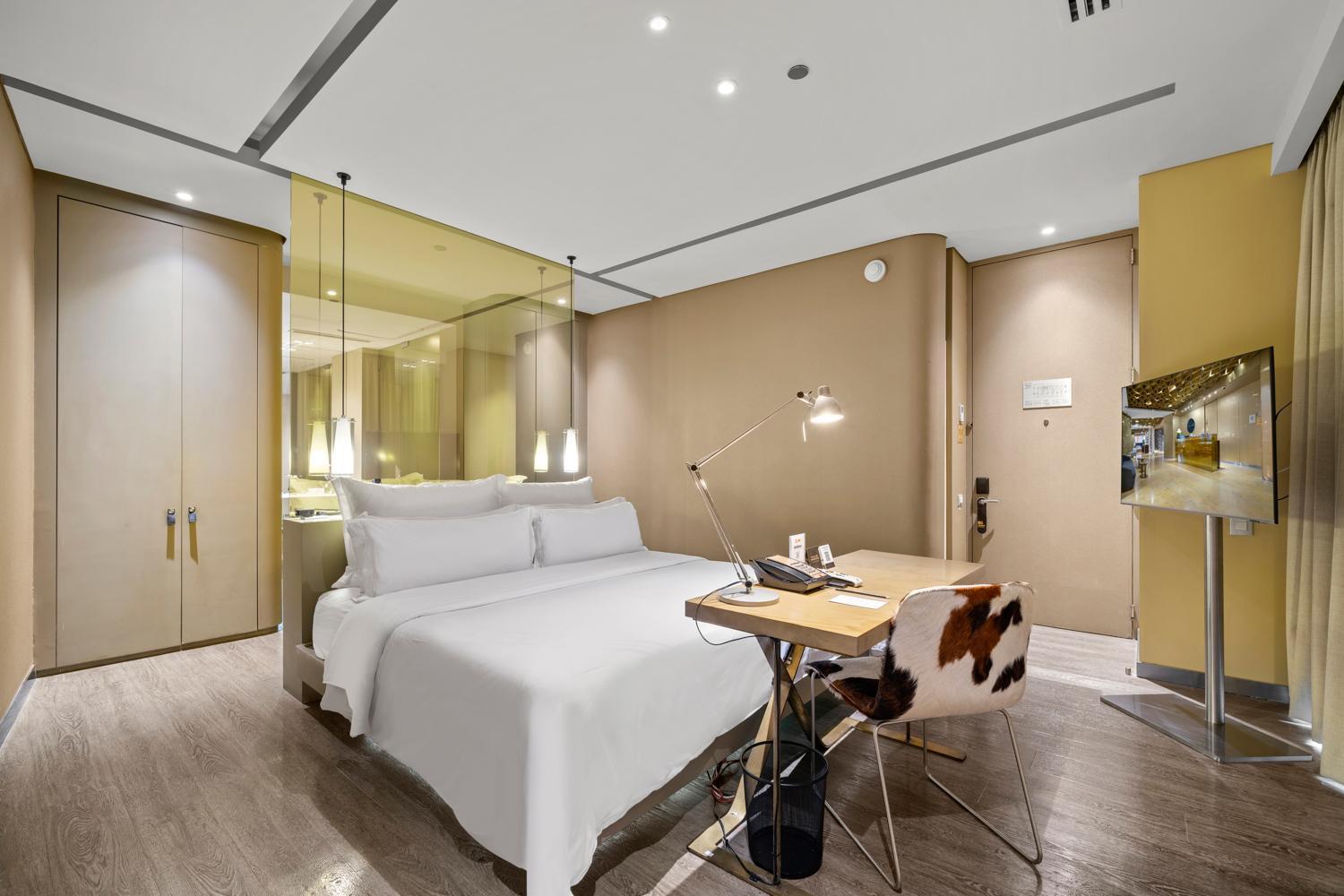 Business King Room