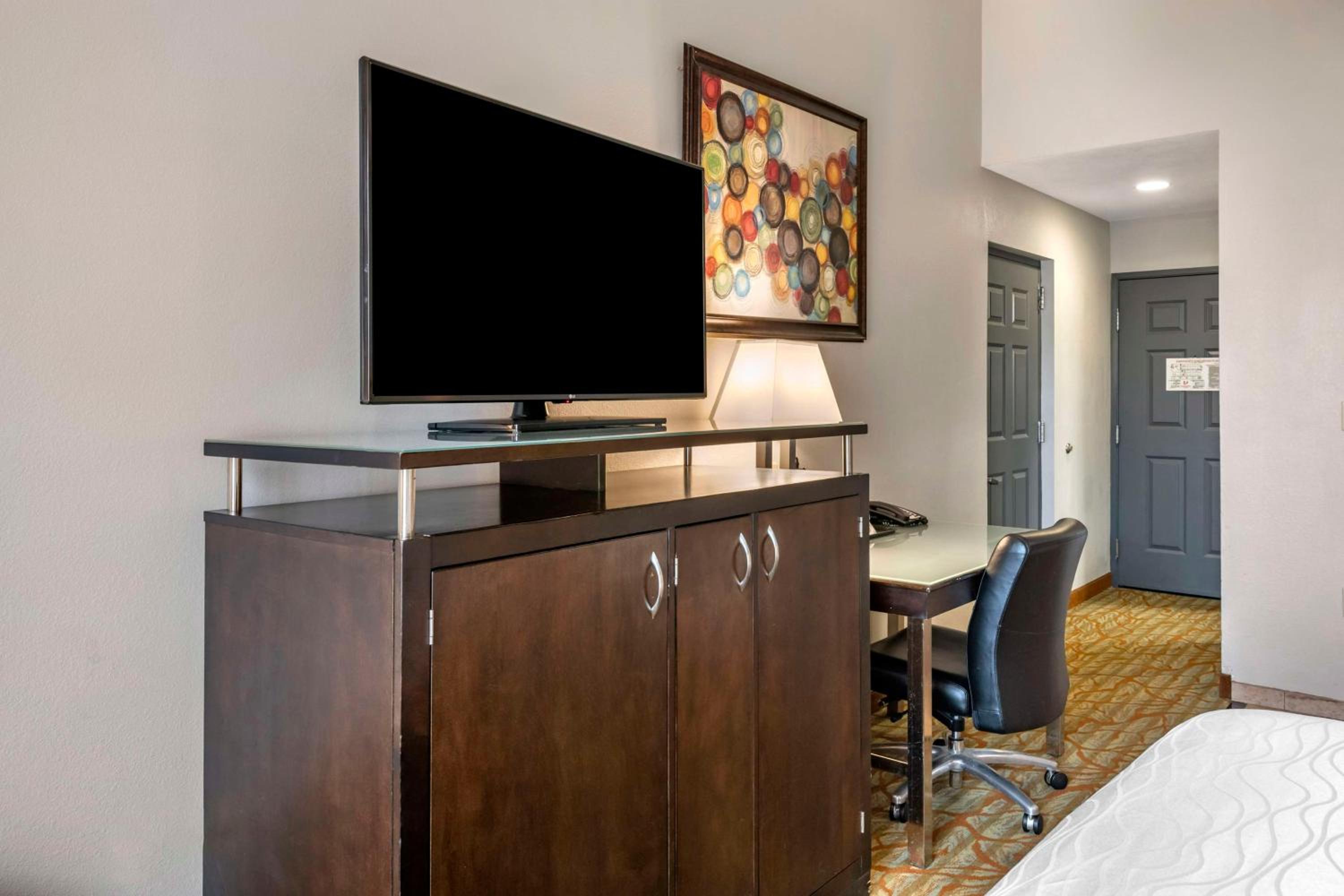 King Suite with Whirlpool - Non-Smoking - Photo 1