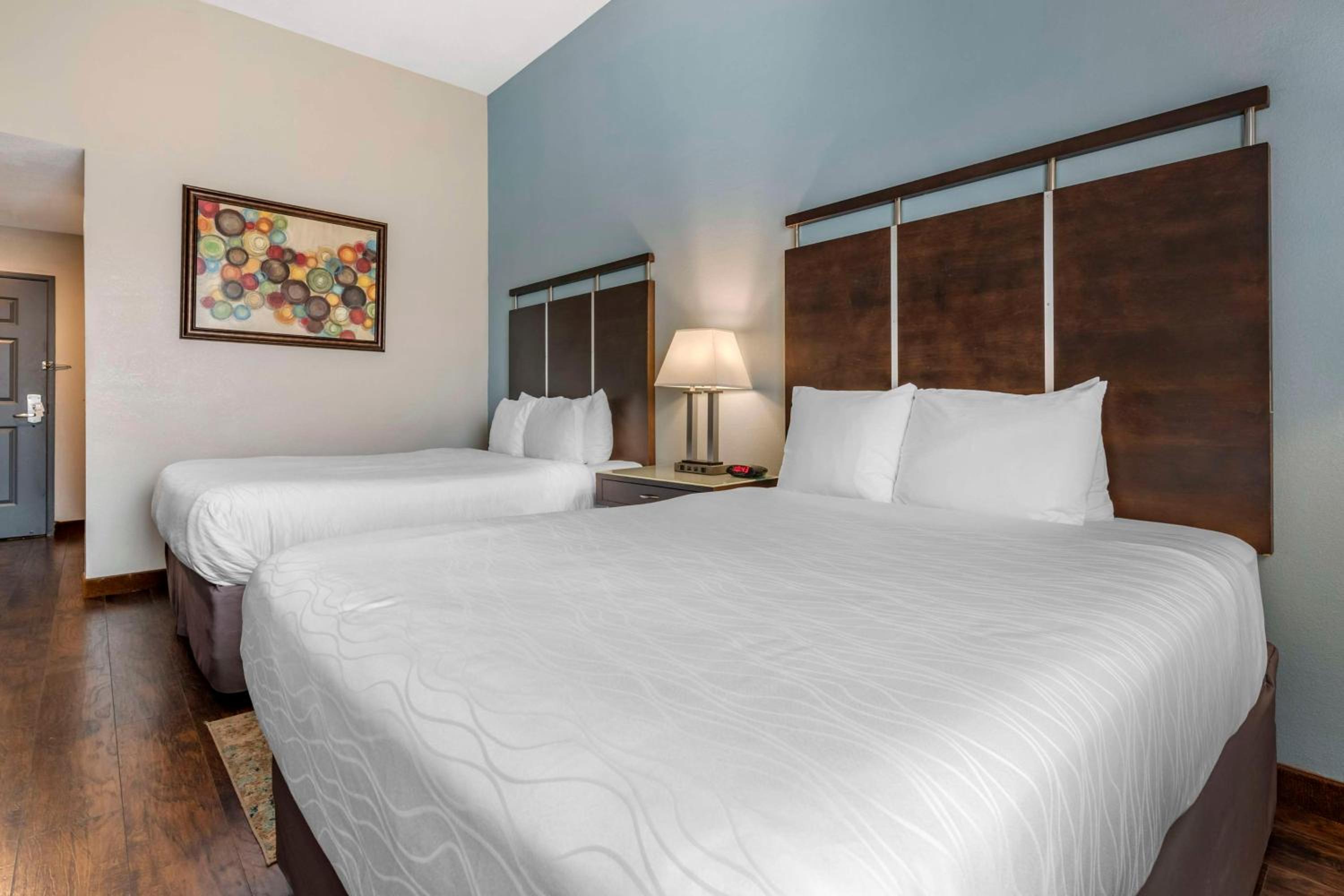 Queen Room with Two Queen Beds - Disability Access/Bath Tub - Photo 3