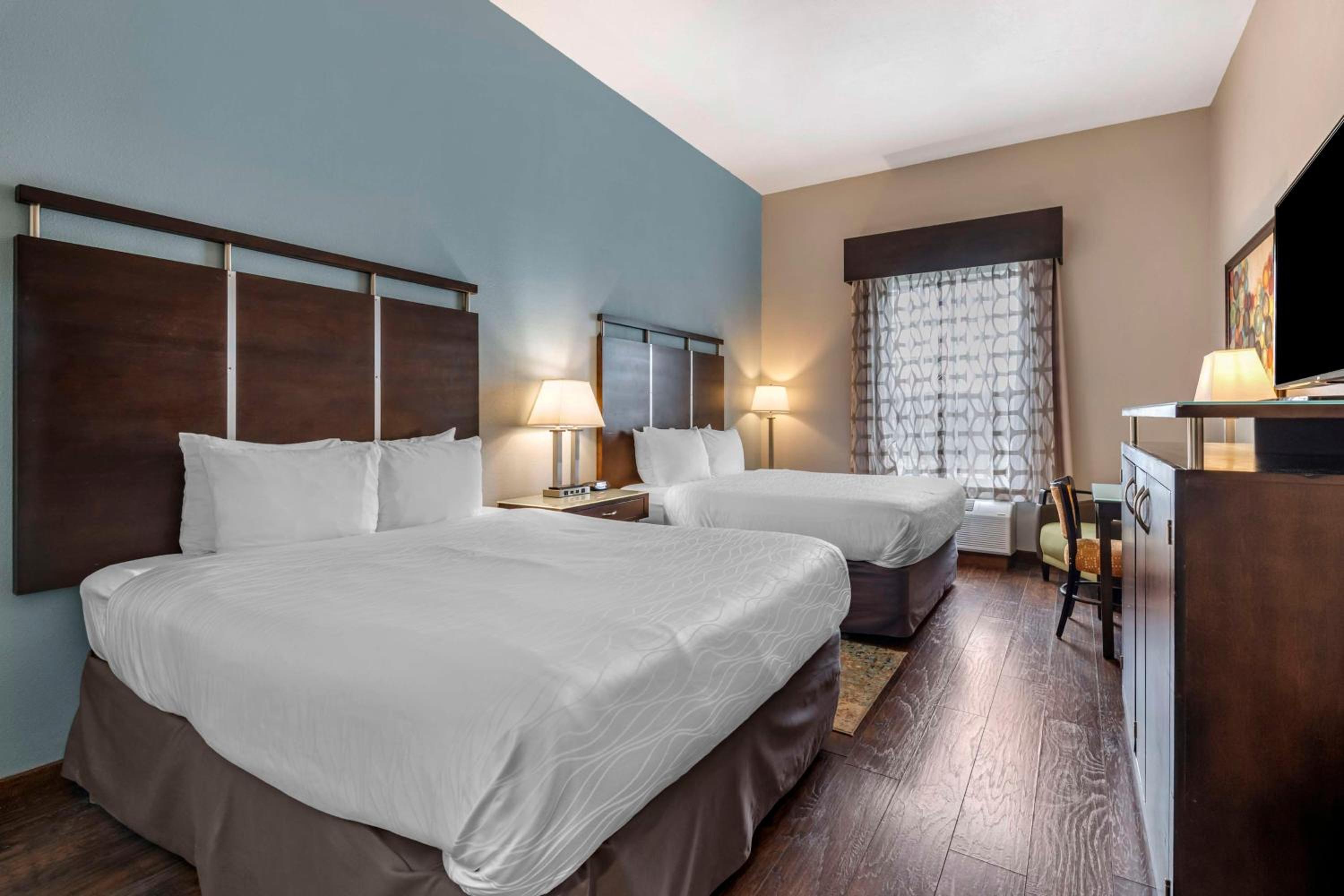 Queen Room with Two Queen Beds - Disability Access/Bath Tub - Photo 1