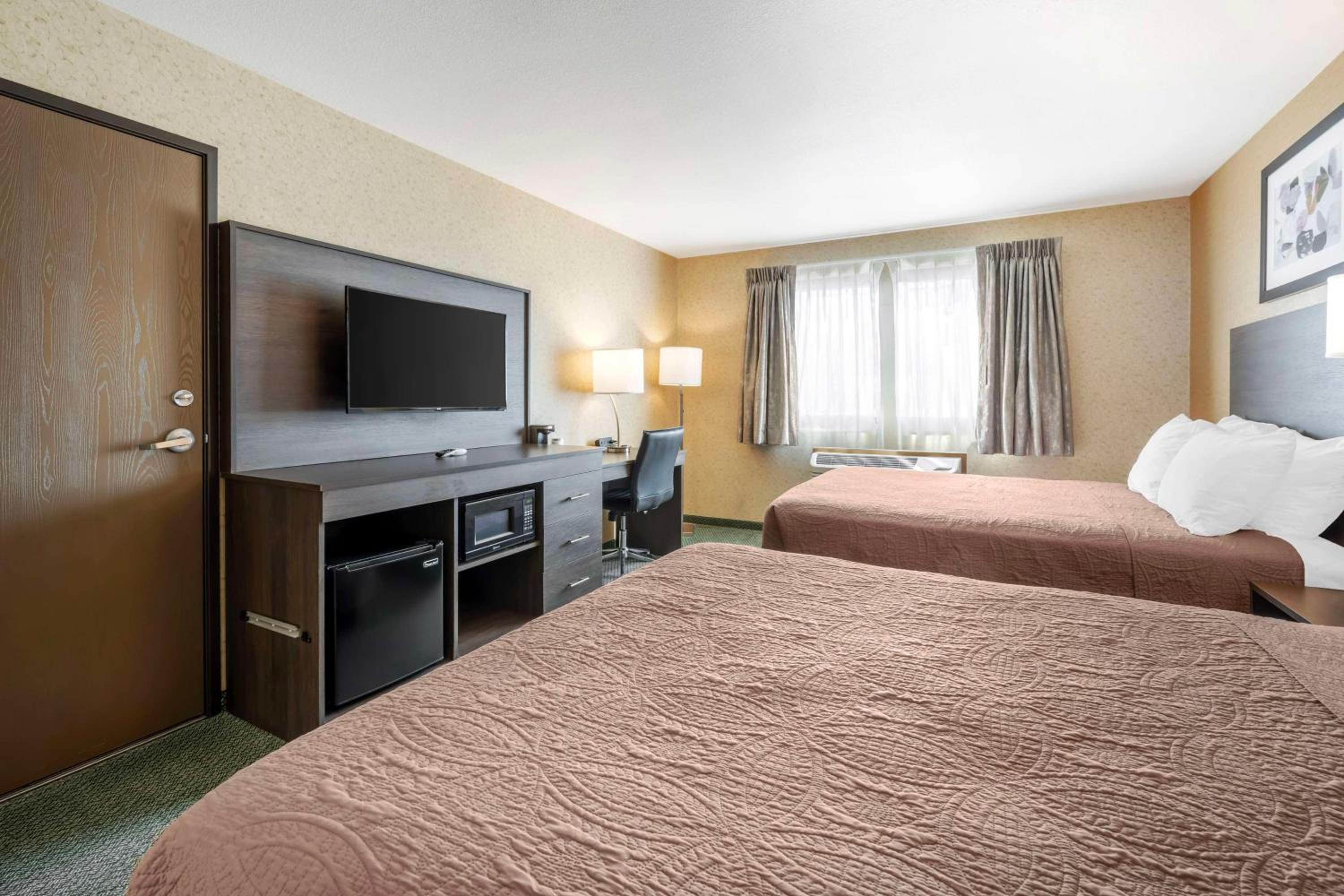 Queen Room with Two Queen Beds and Mountain View - Non-Smoking photo 2