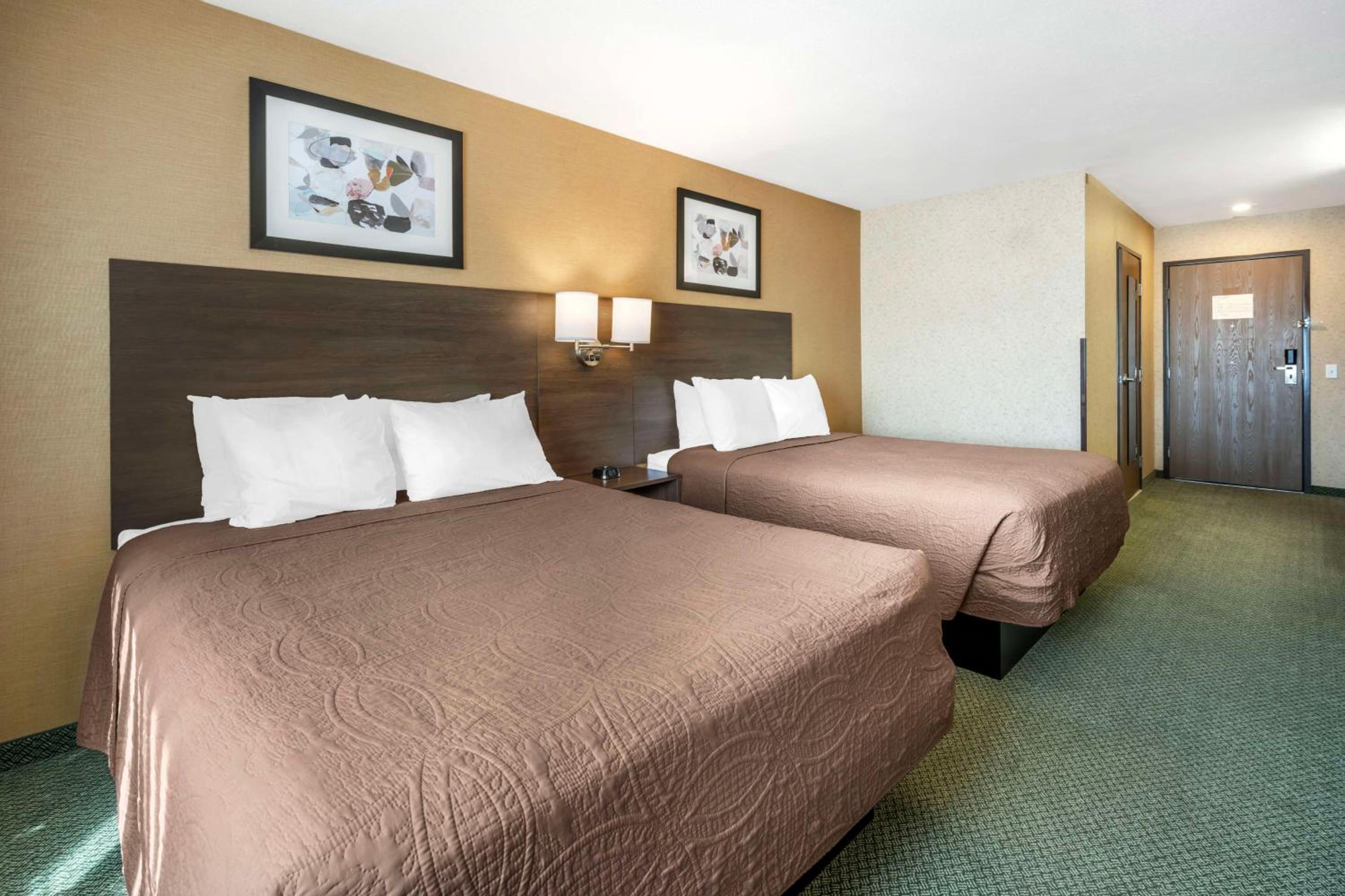 Queen Room with Two Queen Beds and Bath Tub - Disability Access/Non-Smoking  photo 2