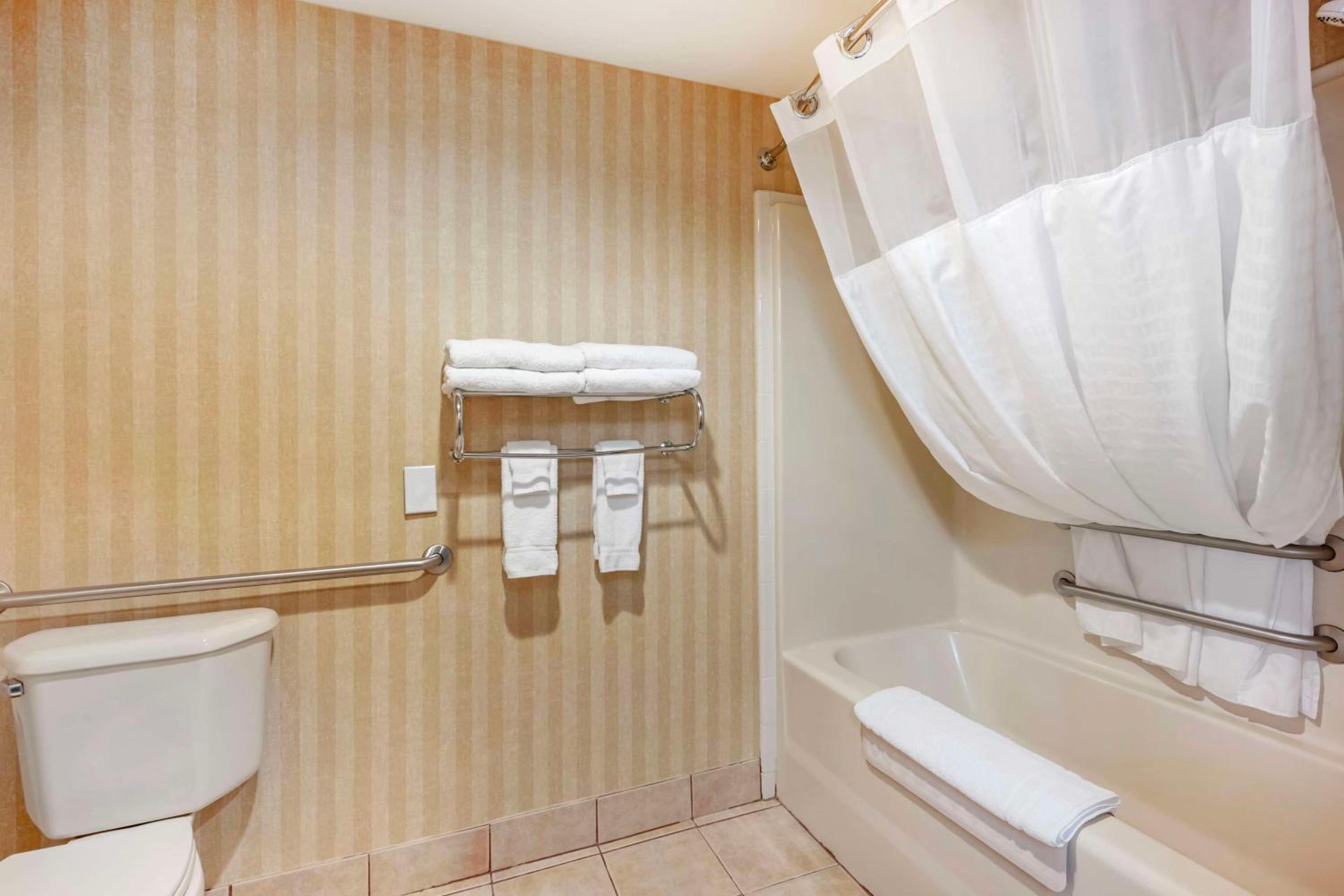 Queen Room with Two Queen Beds and Bath Tub - Disability Access/Non-Smoking  photo 3