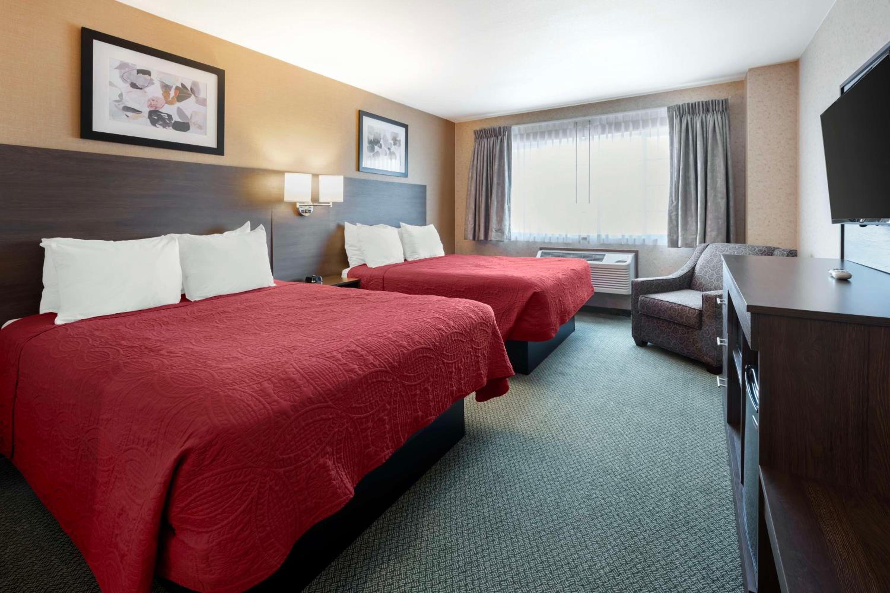 Queen Suite with Two Queen Beds and Sofa Bed - Non-Smoking photo 2