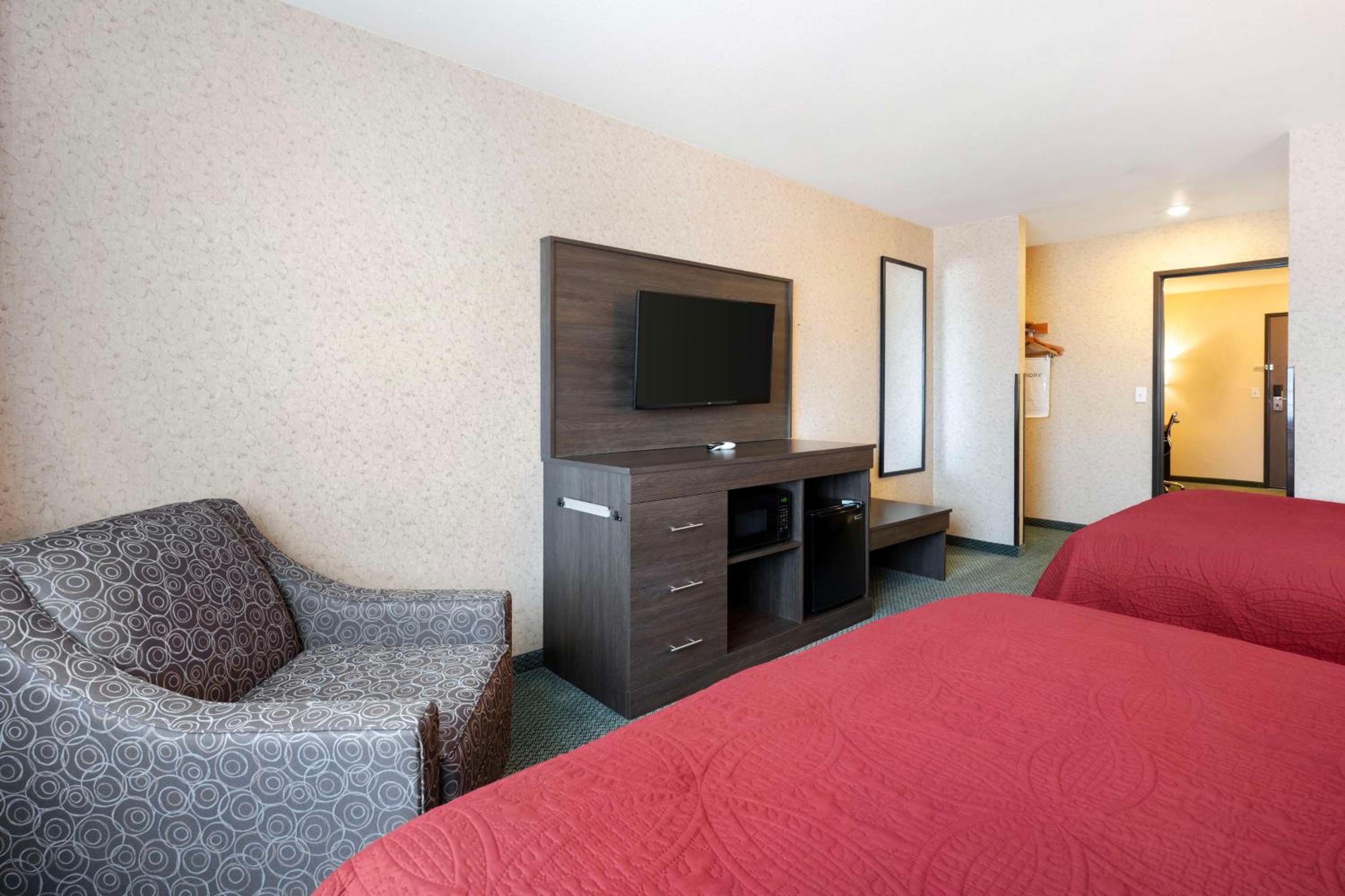 Queen Suite with Two Queen Beds and Sofa Bed - Non-Smoking photo 3