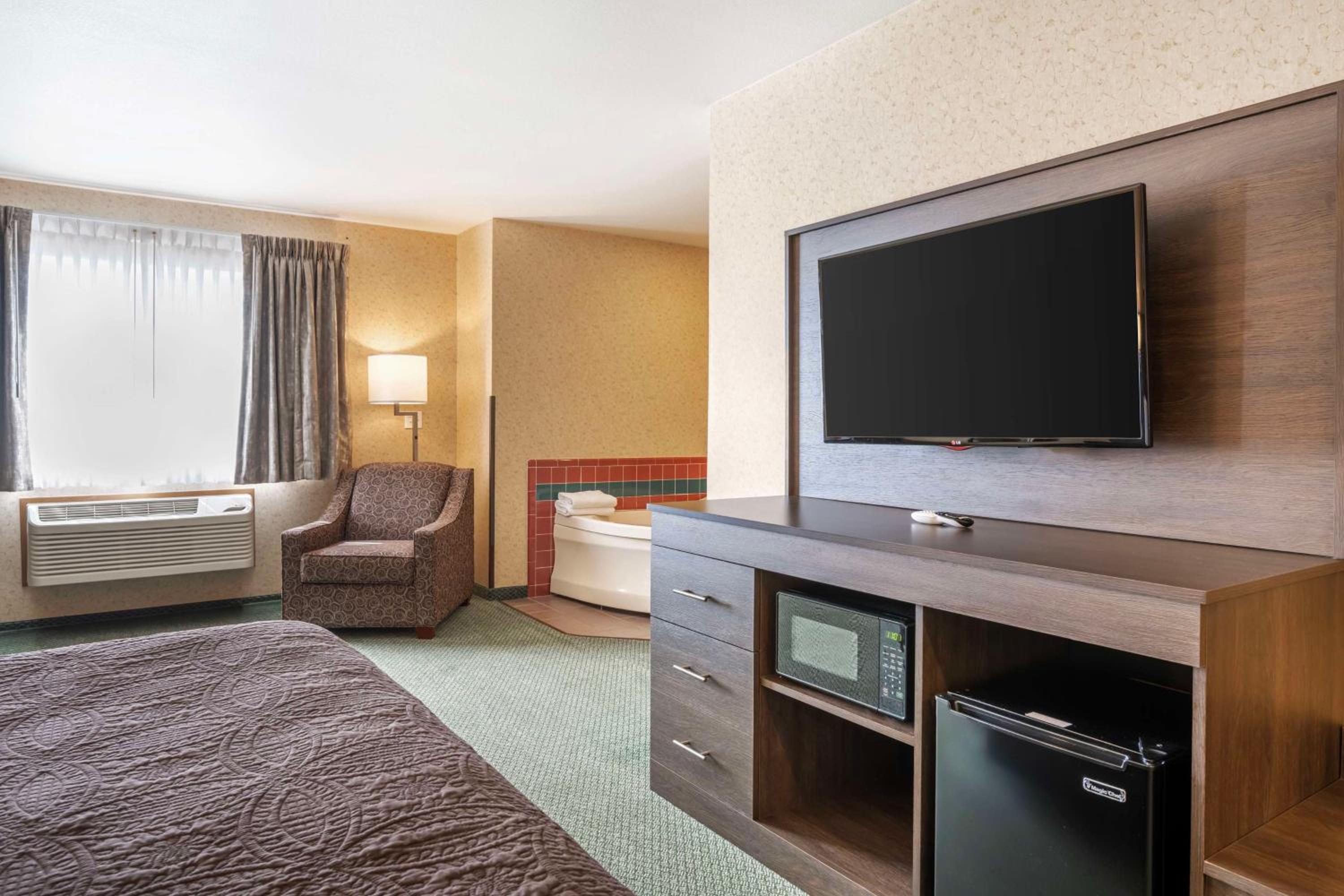 King Room with Jetted Tub - Non-Smoking photo 2