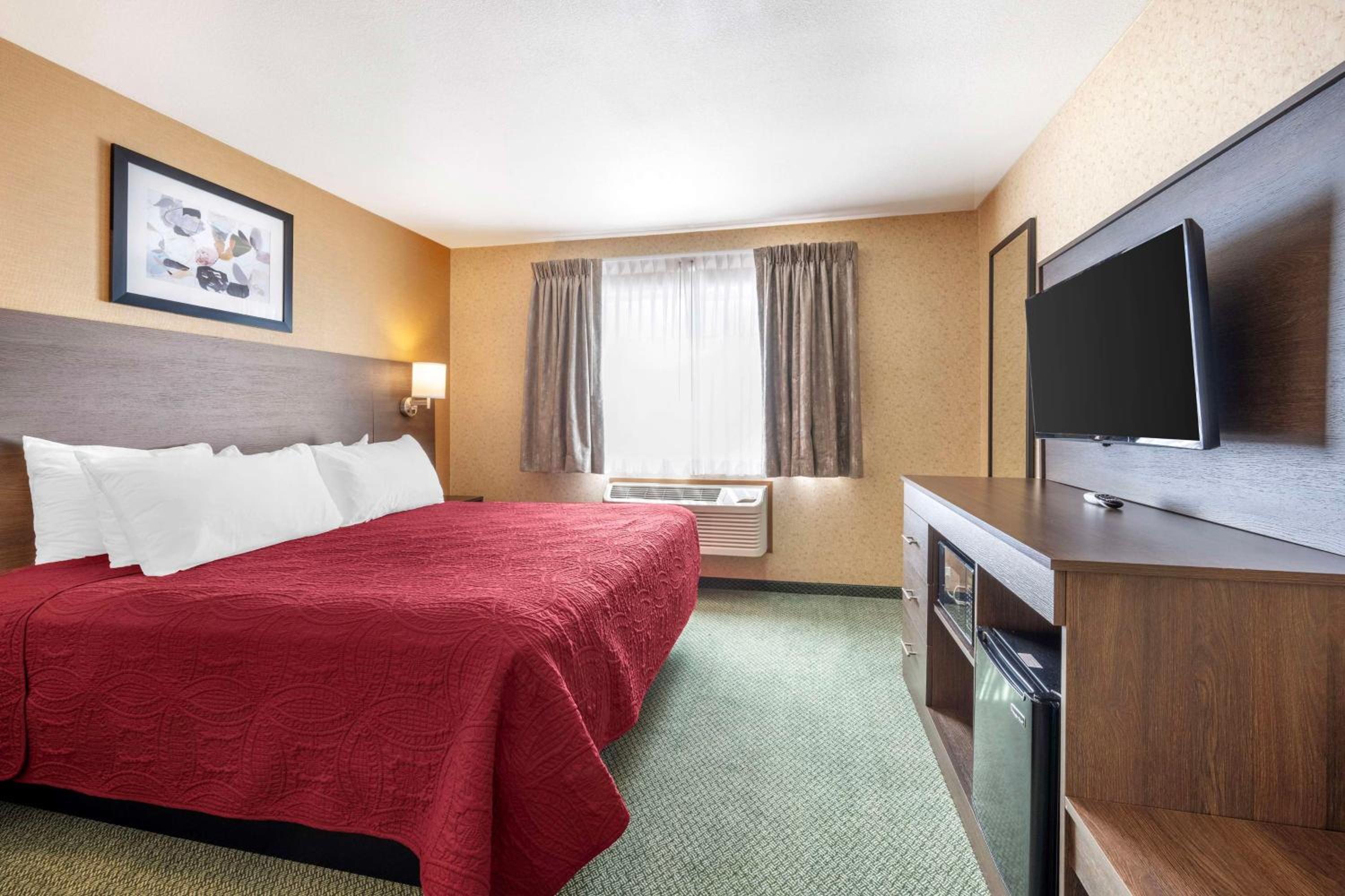 King Room with Roll-in Shower - Disability Access/Non-Smoking photo 1