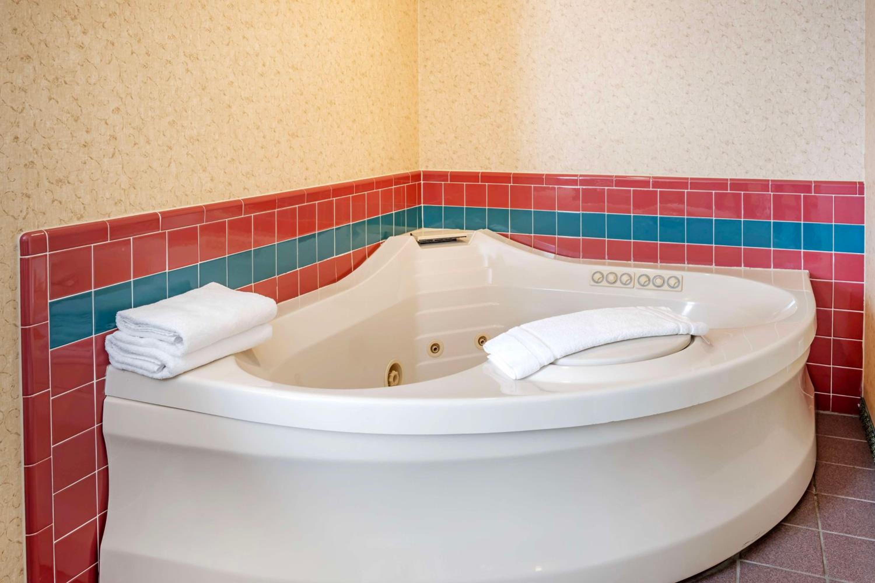 King Room with Jetted Tub - Non-Smoking photo 3