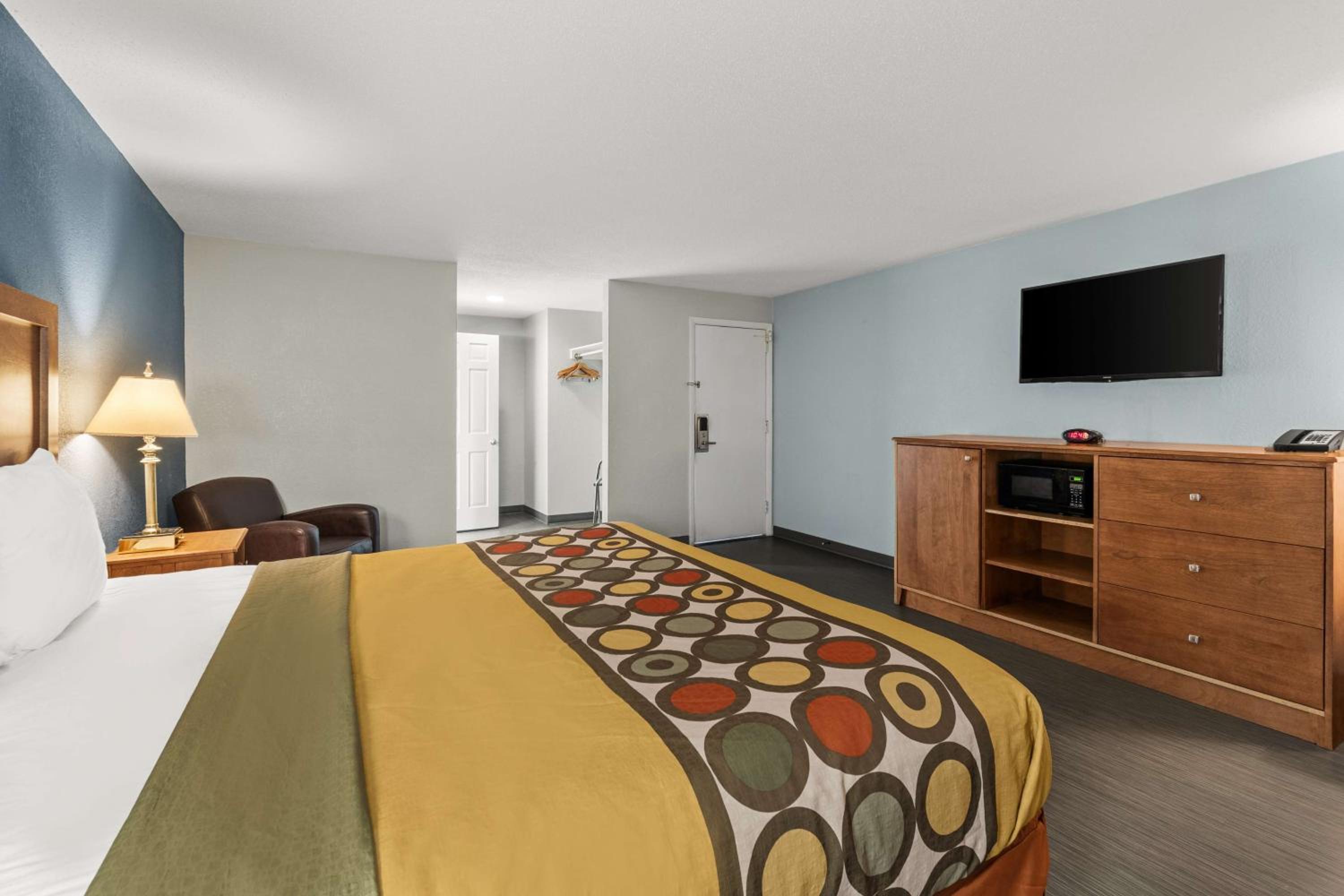 1 King Bed Non Smoking - Photo 5