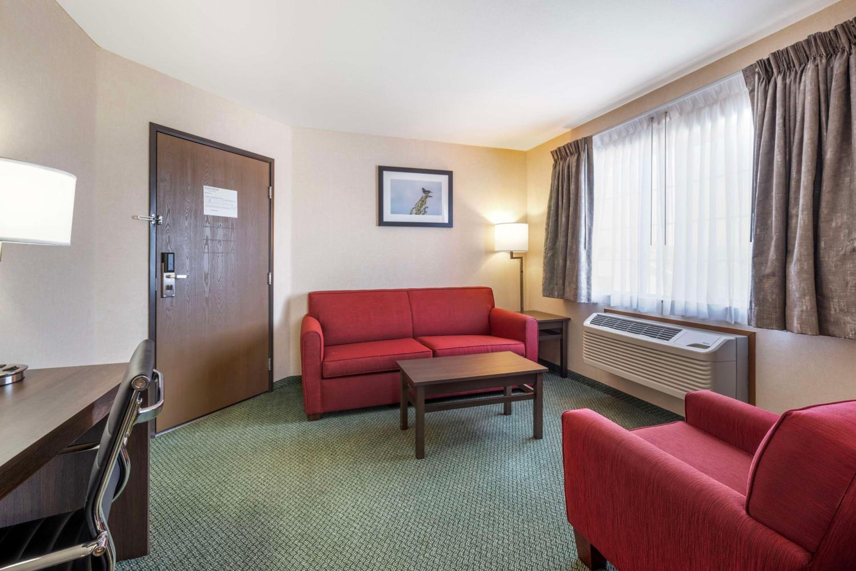 King Suite with Sofa Bed - Non-Smoking photo 3