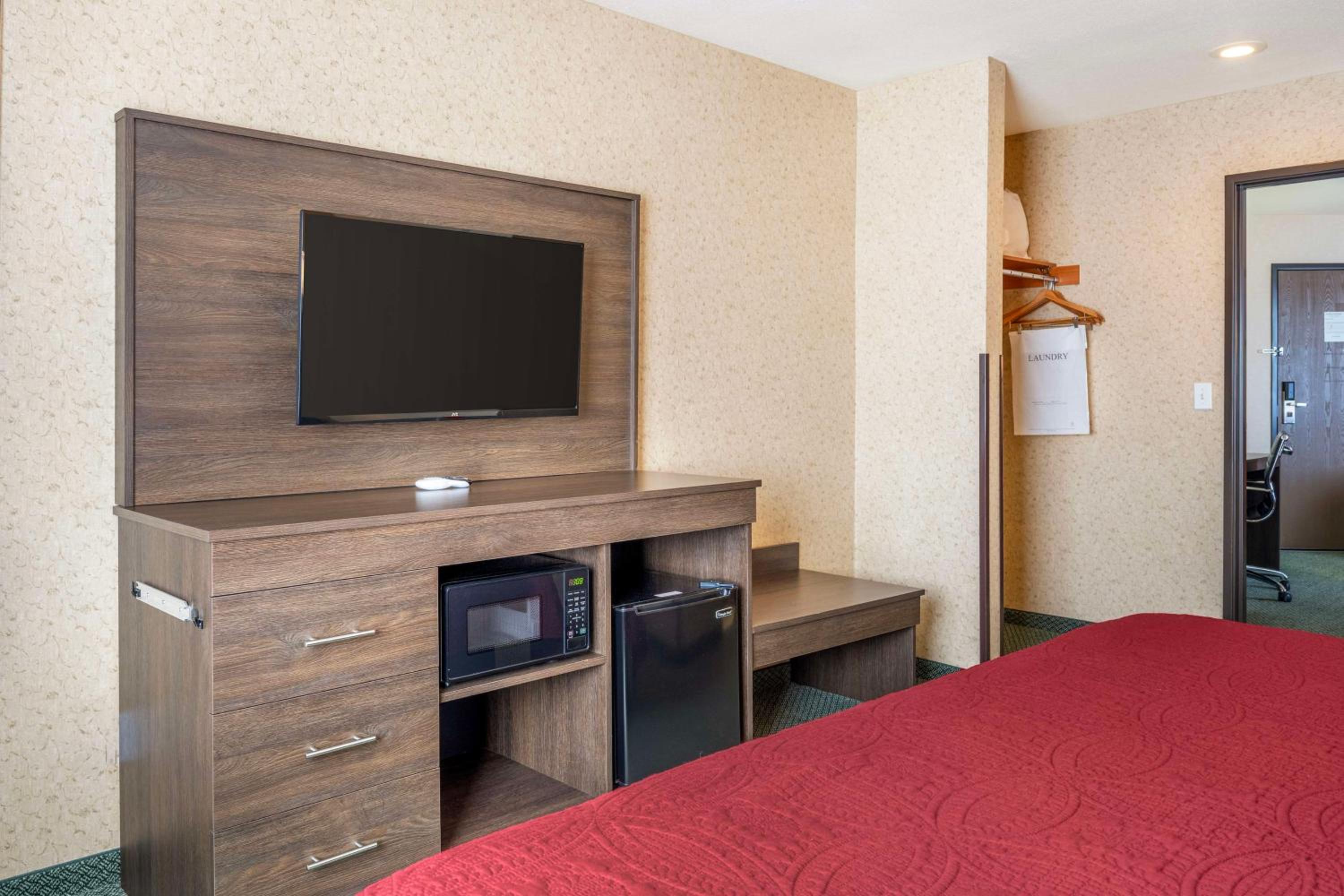King Suite with Sofa Bed - Non-Smoking photo 2