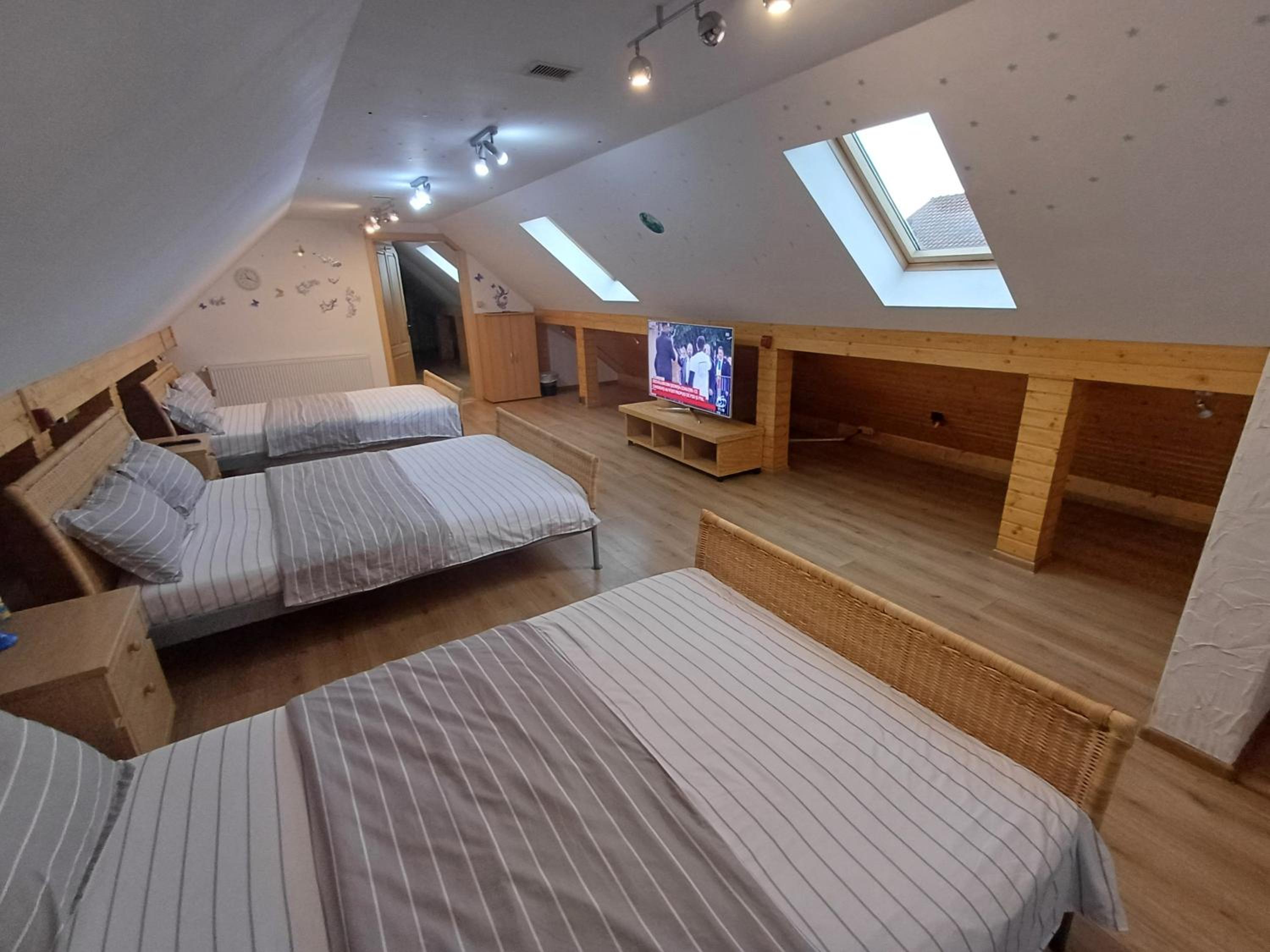 Quadruple Room - Photo 11
