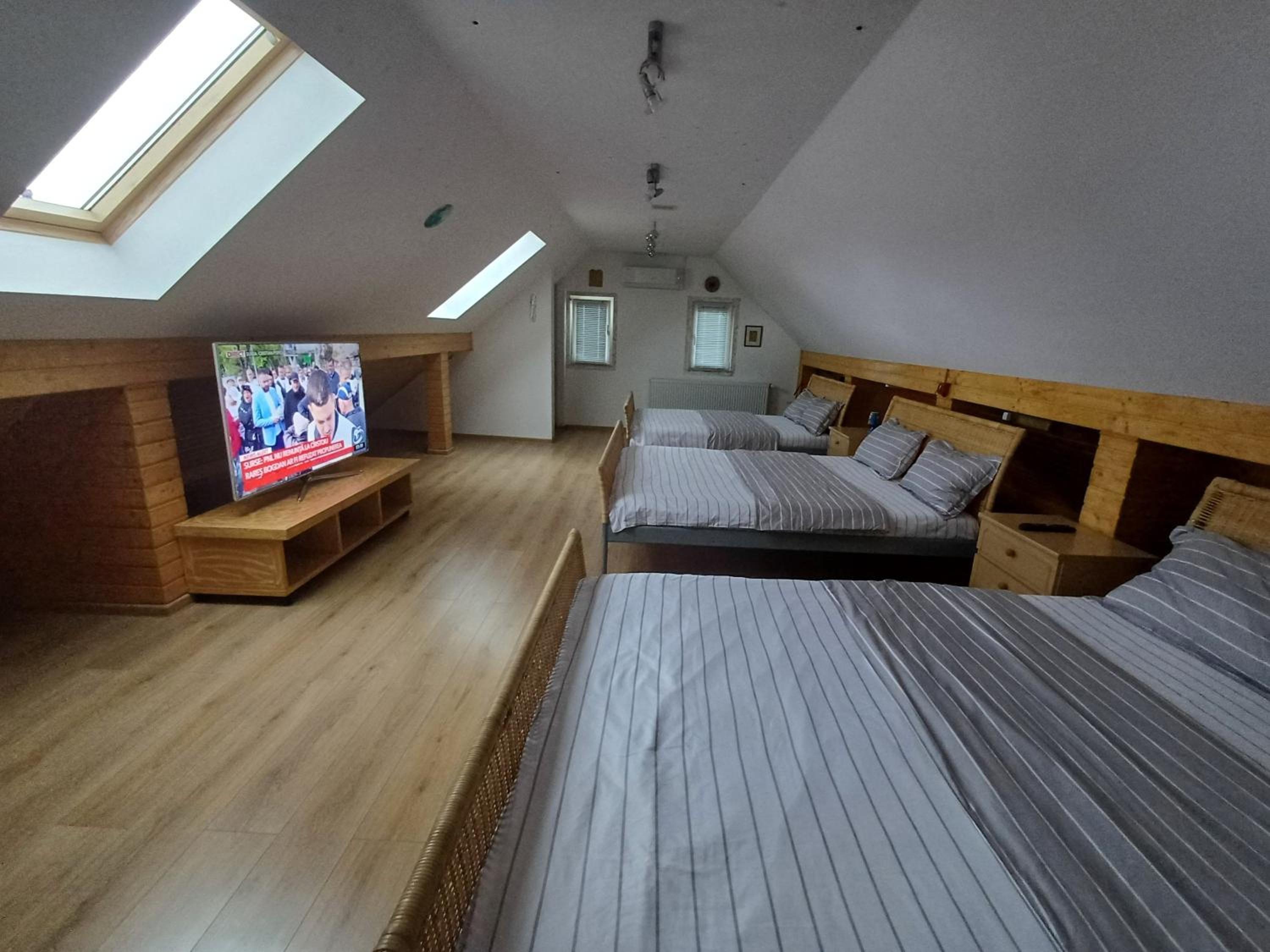 Quadruple Room - Photo 12