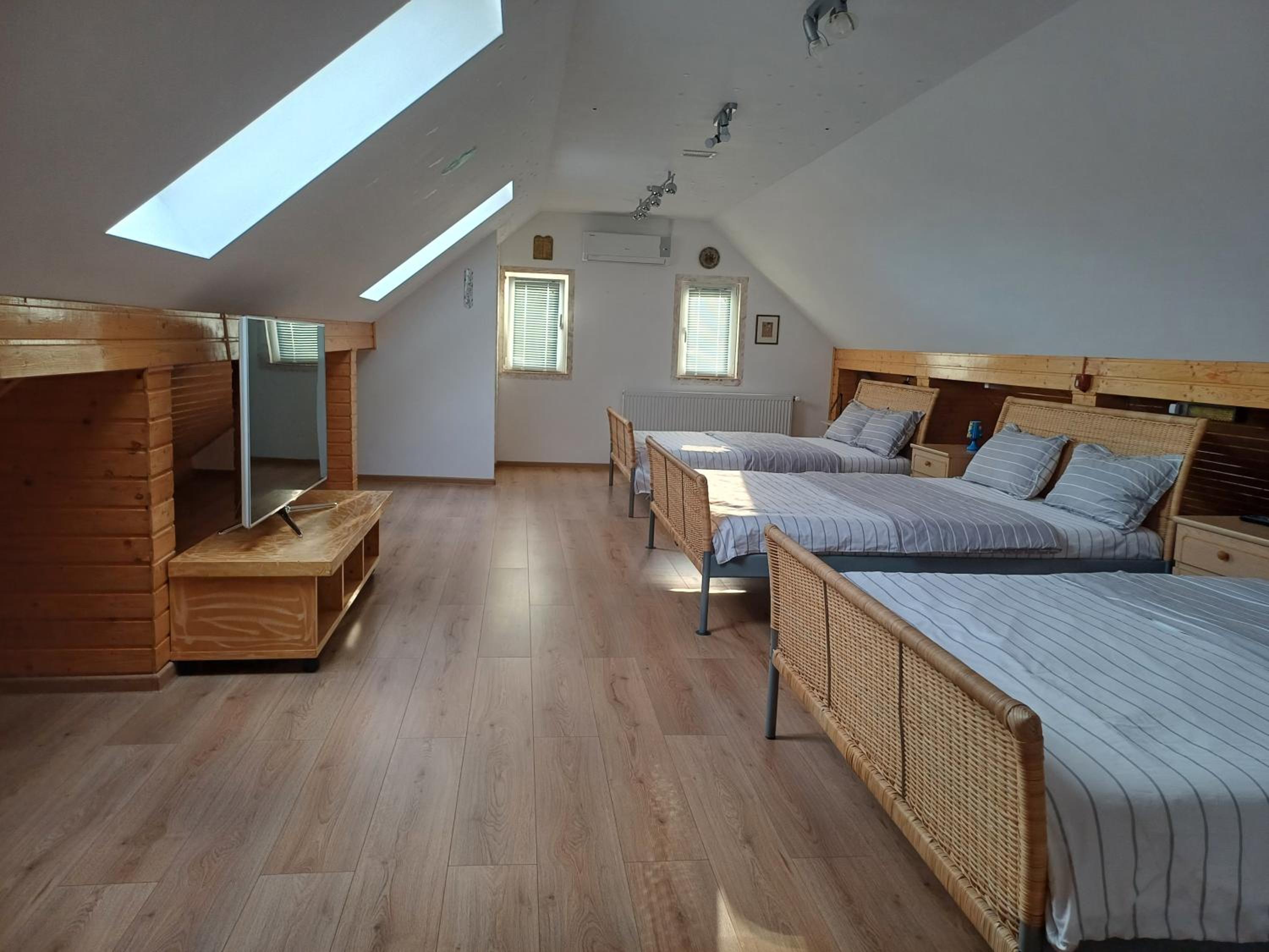 Quadruple Room - Photo 7