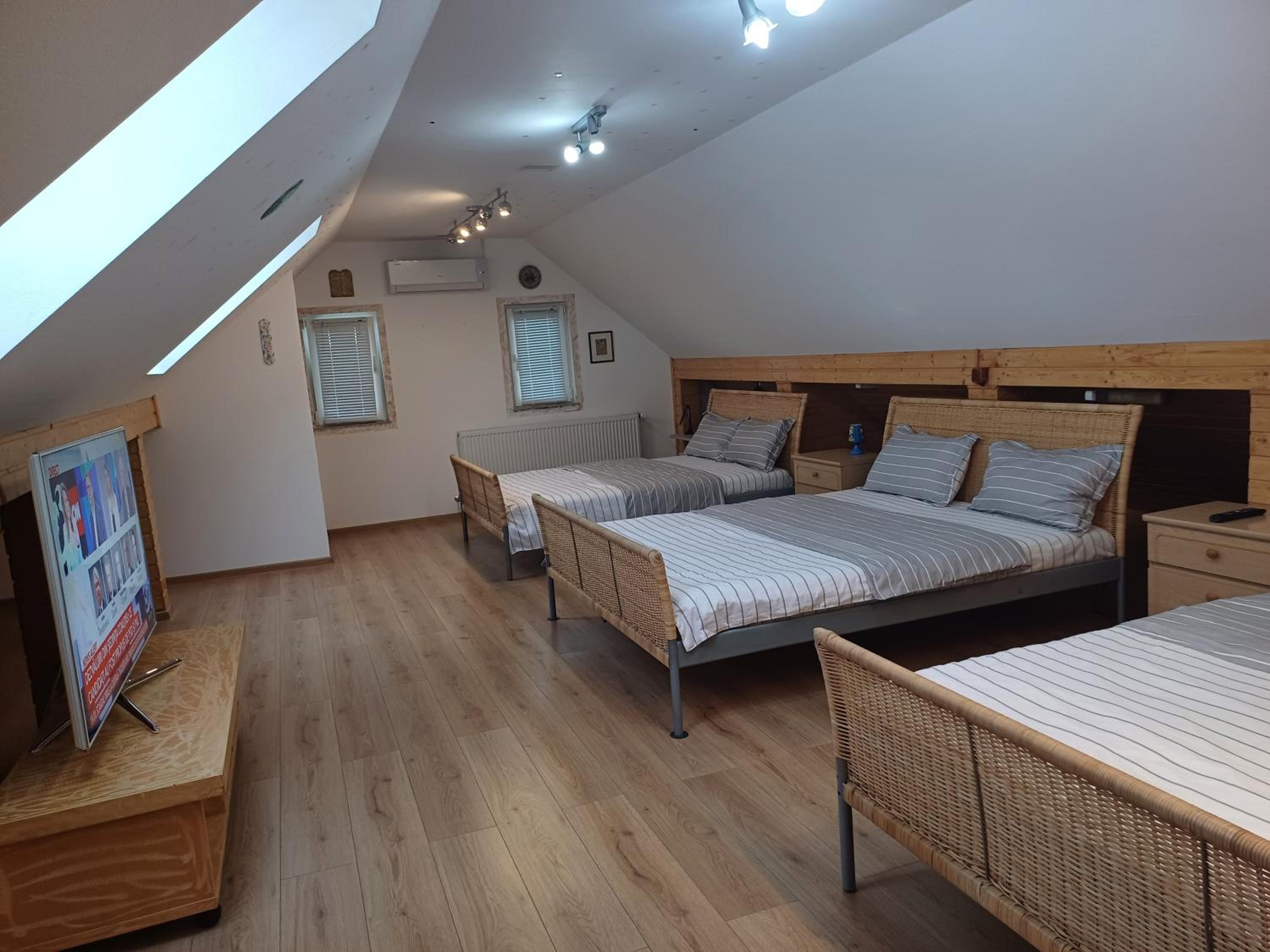 Quadruple Room - Photo 9