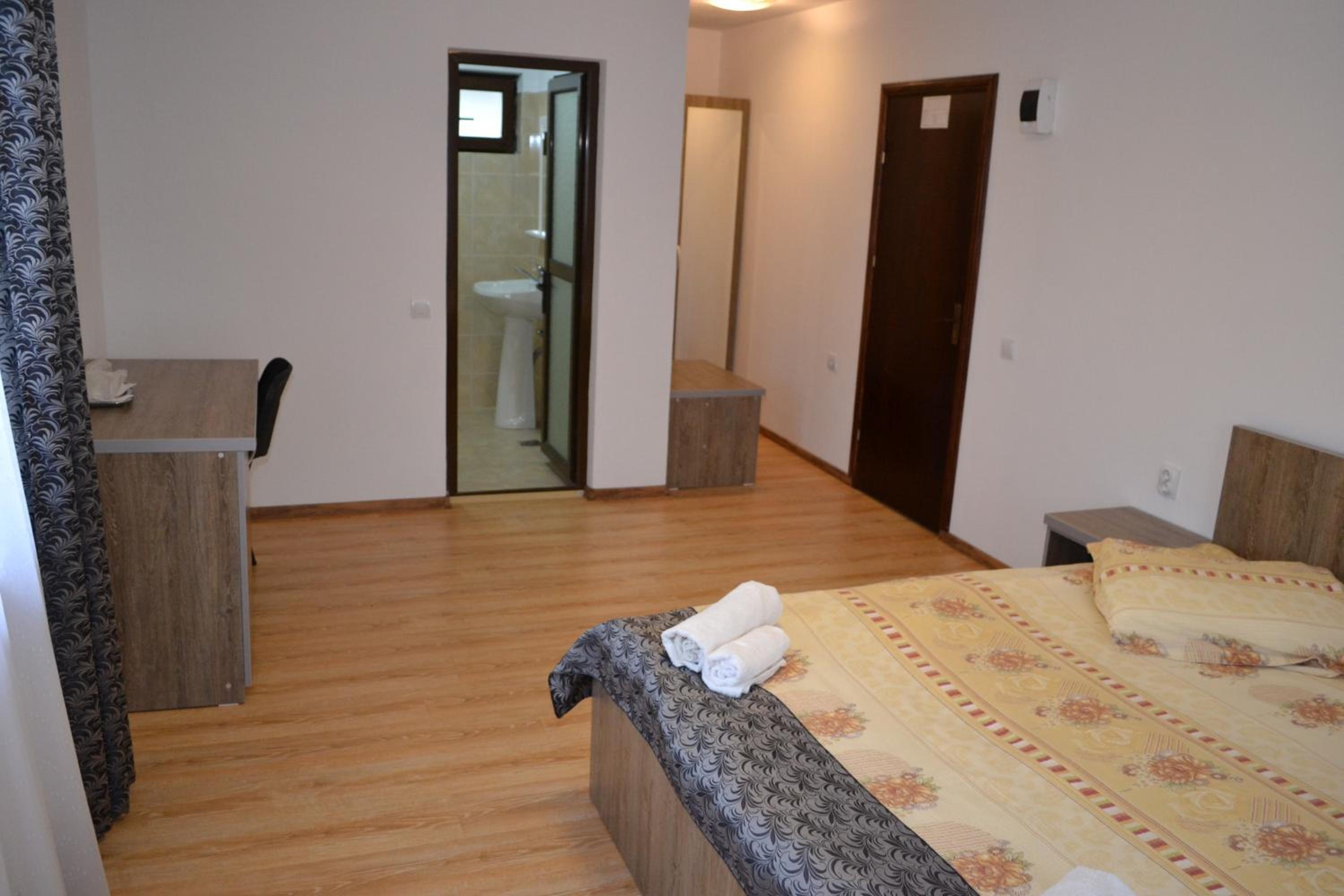 Double Room with Private Bathroom photo 3