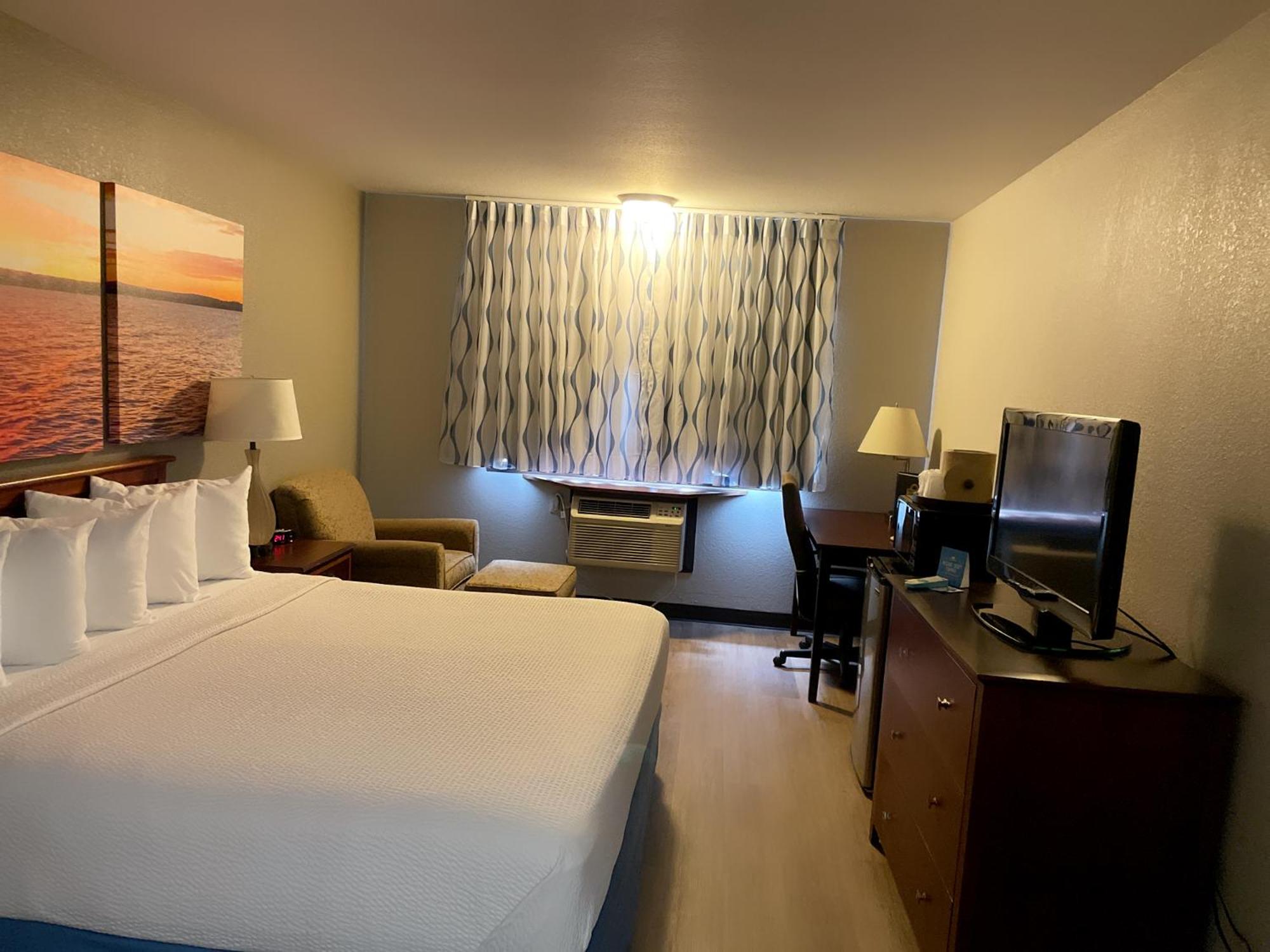 King Room - Non-Smoking - Photo 3