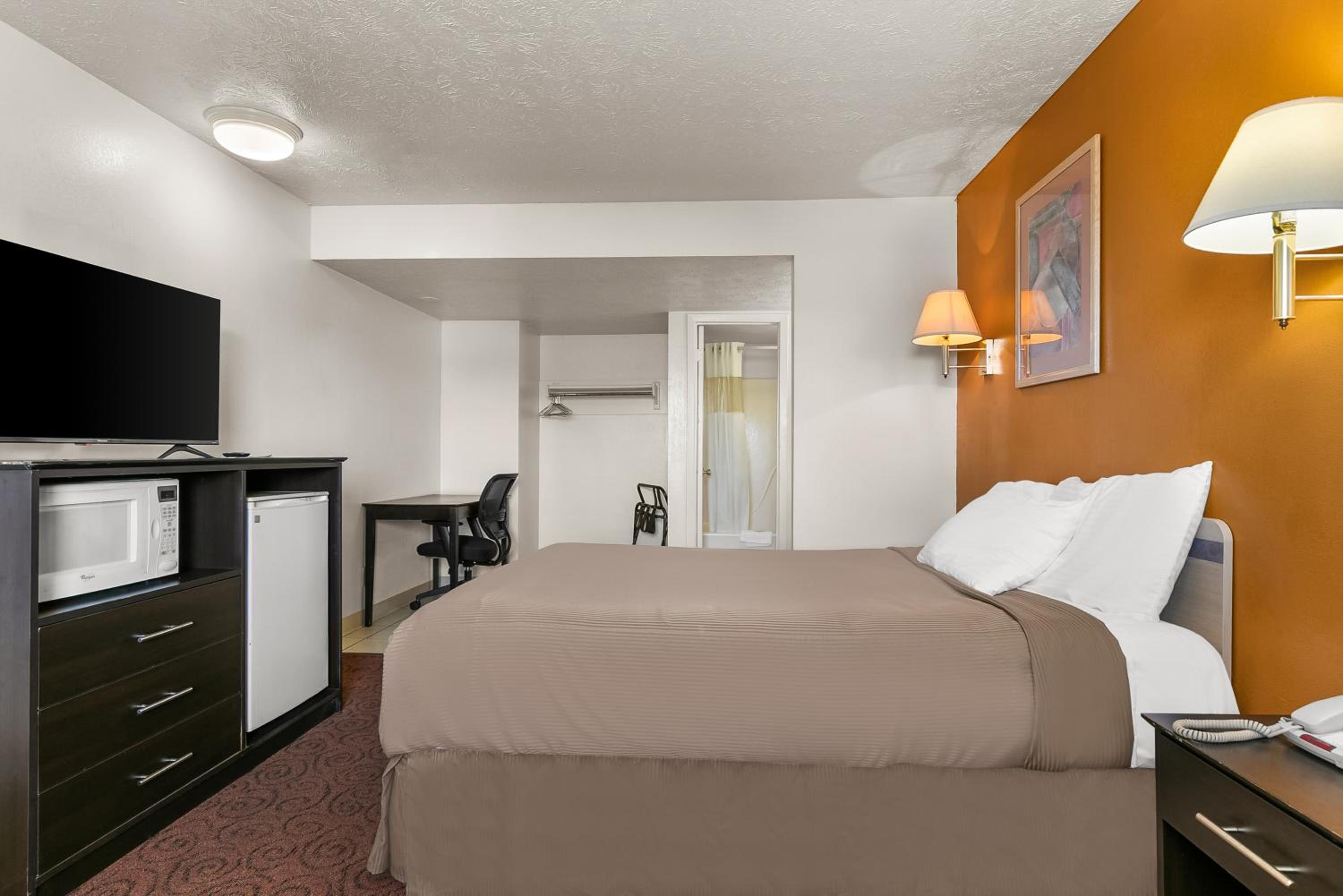 Queen Room - Non-Smoking - Photo 5