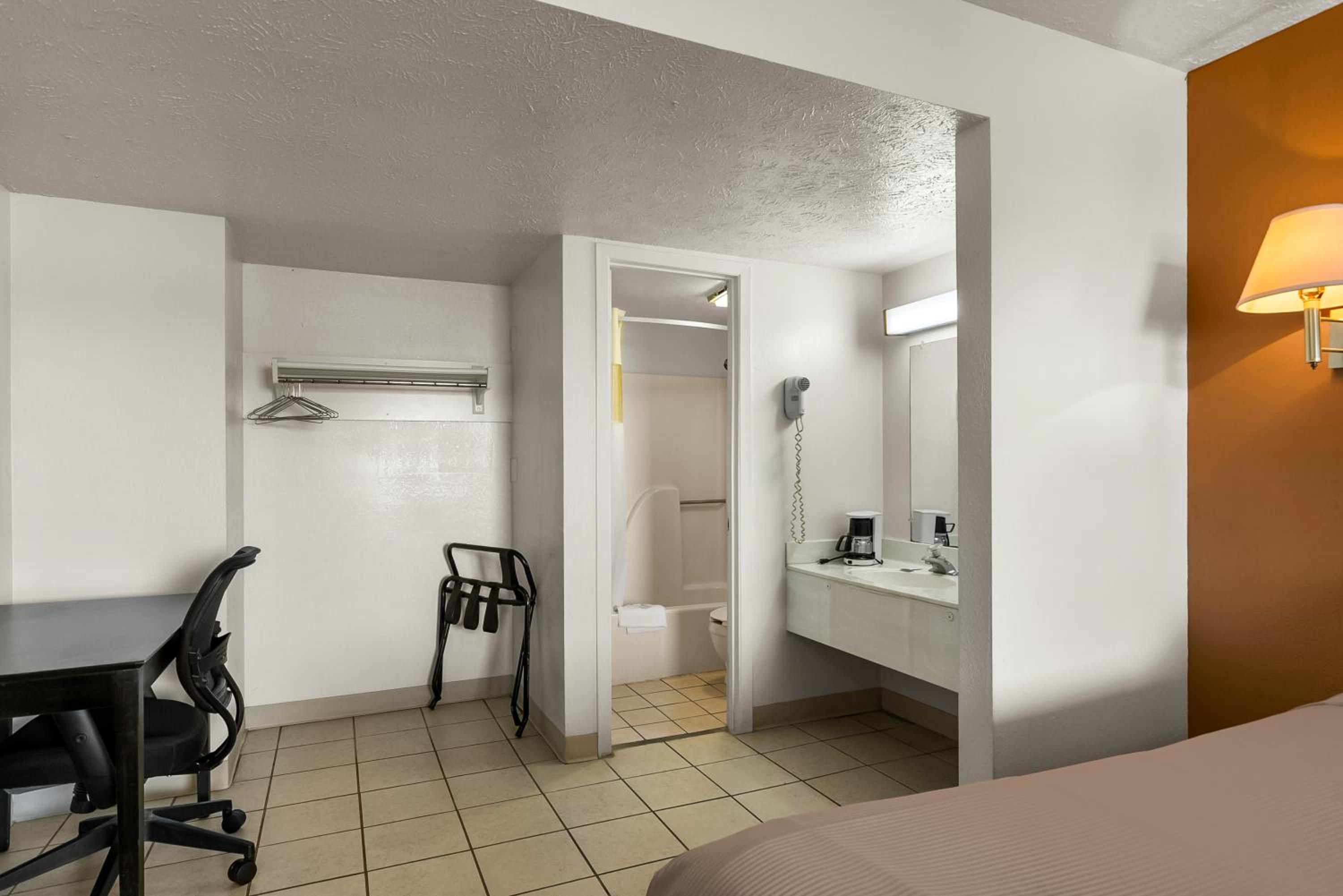 Queen Room - Non-Smoking - Photo 3