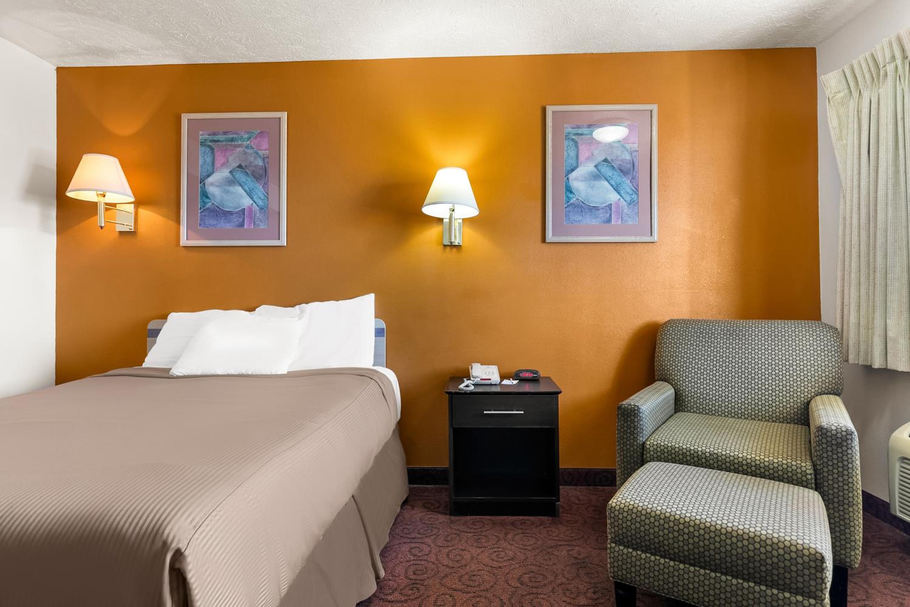 Queen Room - Non-Smoking - Photo 6