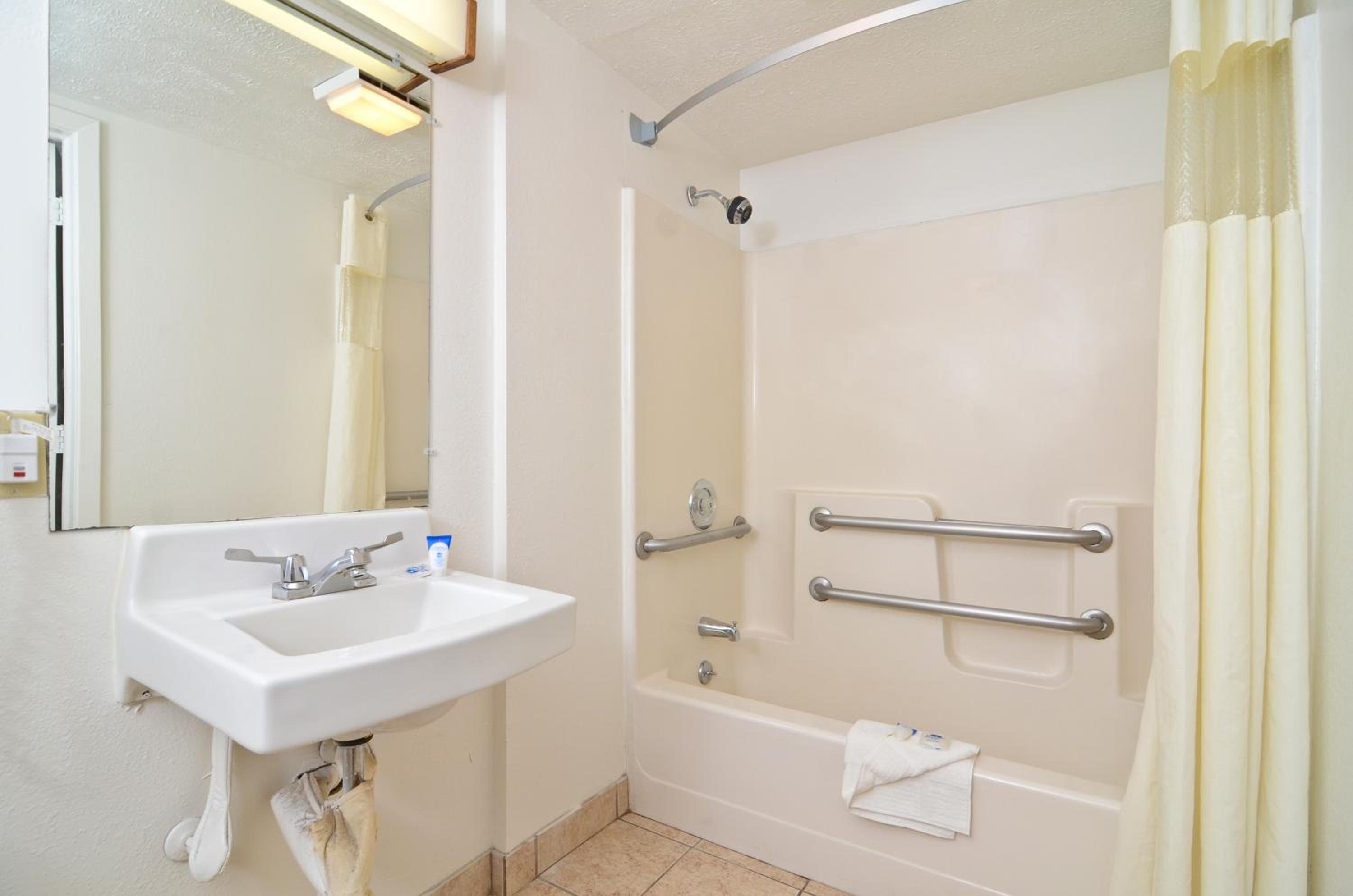 Queen Room - Disability Access/Non-Smoking photo 3