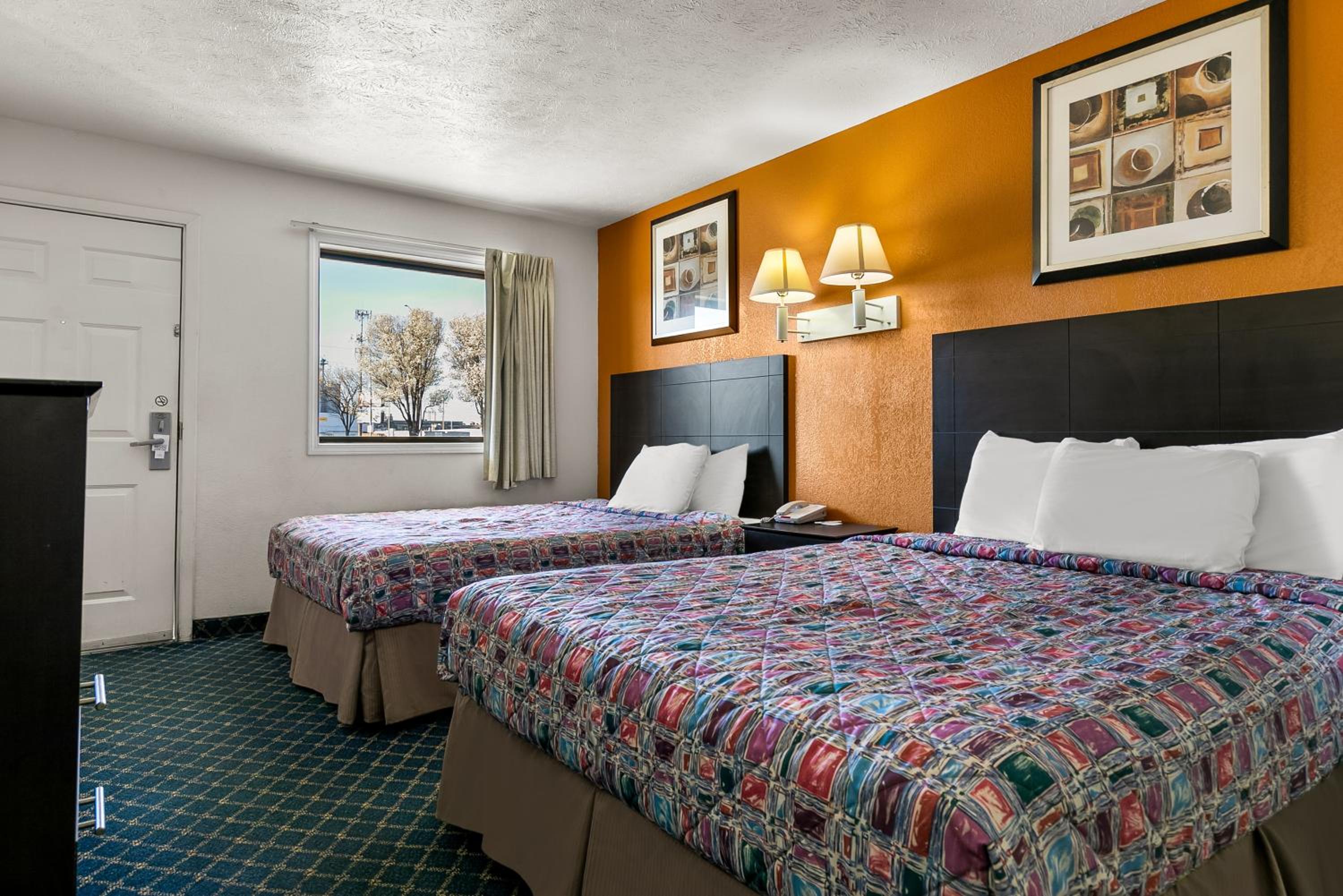 Queen Room with Two Queen Beds - Non-Smoking - Photo 4