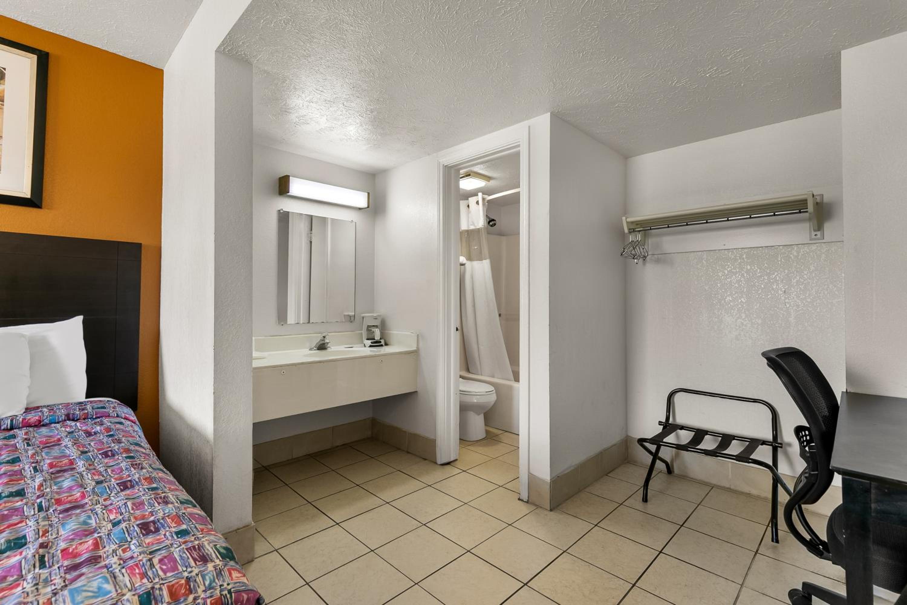 Queen Room with Two Queen Beds - Non-Smoking - Photo 6