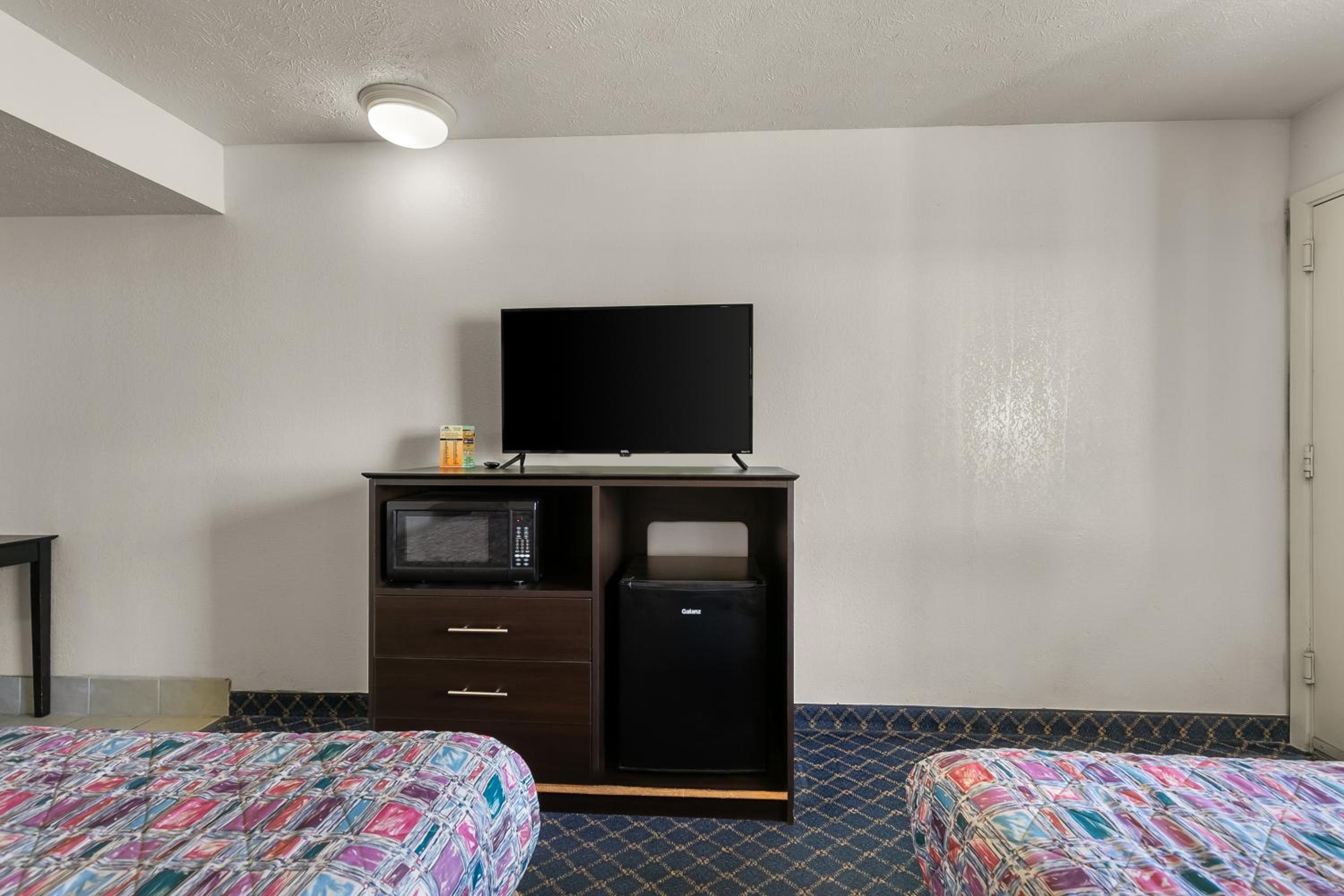 Queen Room with Two Queen Beds - Non-Smoking - Photo 2
