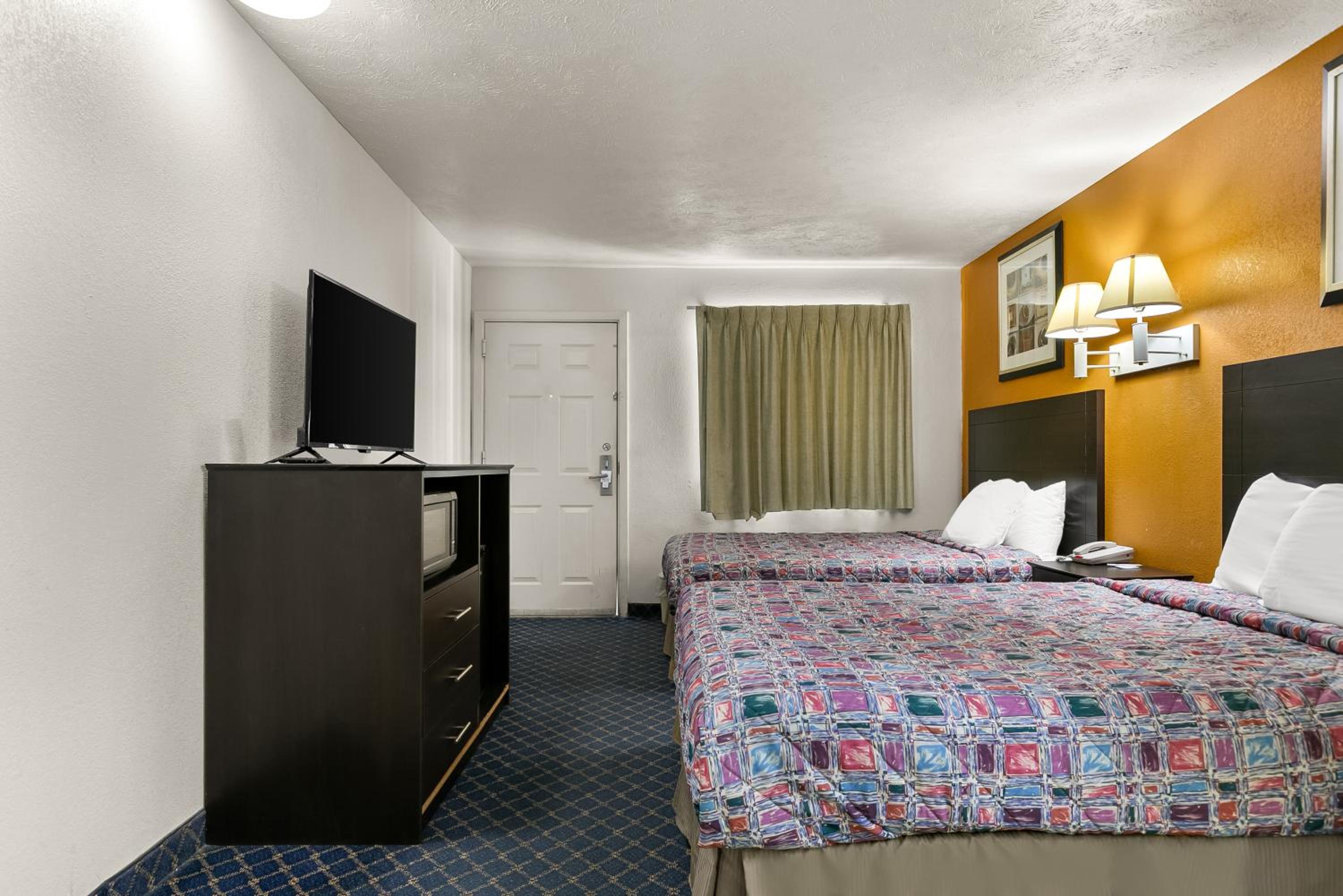 Queen Room with Two Queen Beds - Non-Smoking - Photo 3