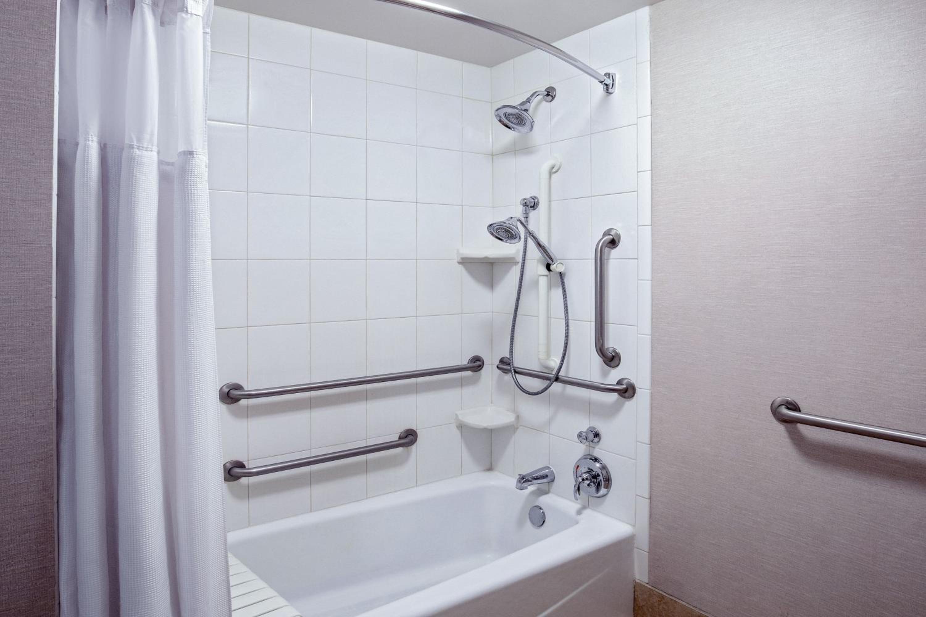 King Studio with Sofa Bed and Adapted Tub - Mobility Accessible photo 3