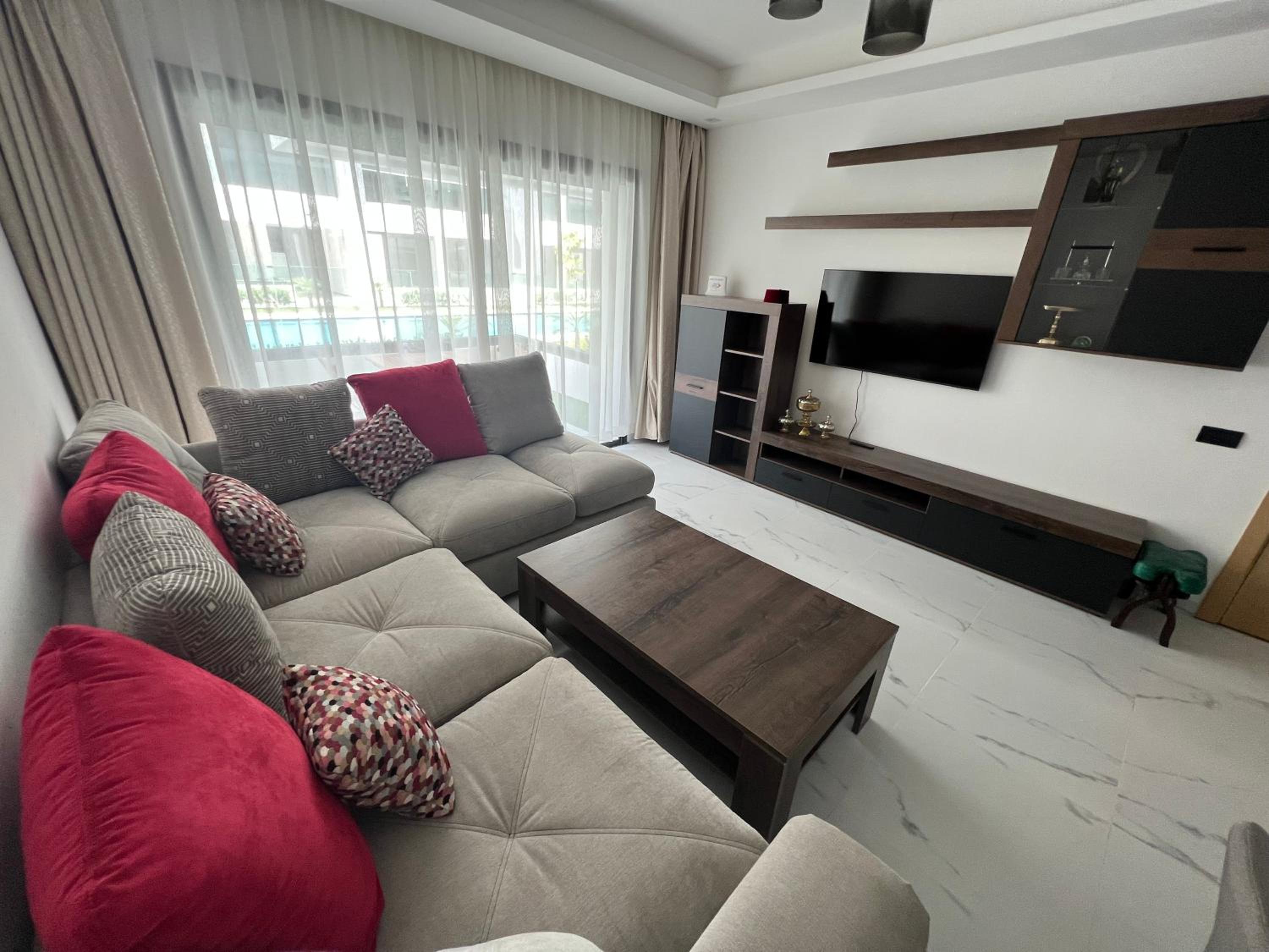 One-Bedroom Apartment with Pool View photo 2
