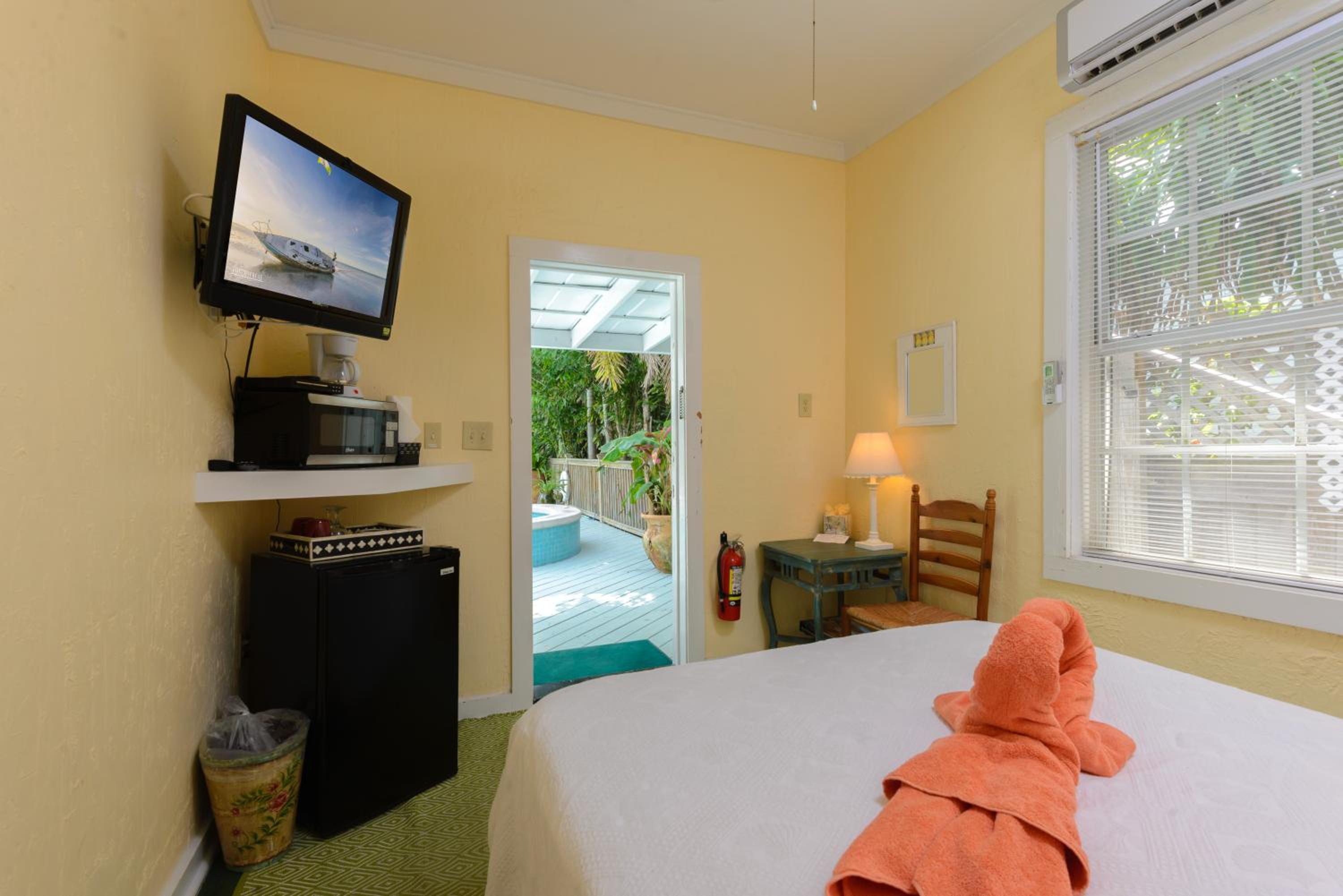 Queen Room with Pool View photo 3