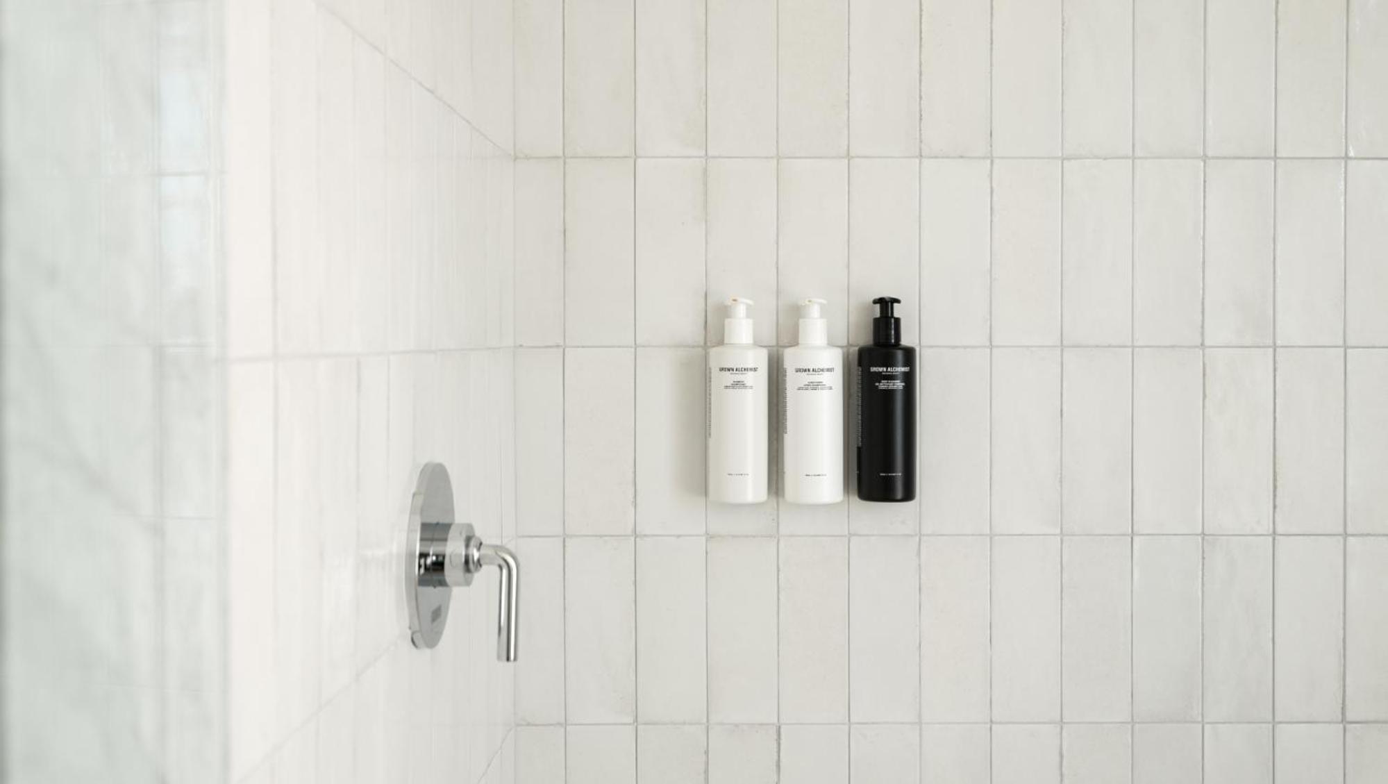 King Room with Roll-In Shower - Disability Access photo 2