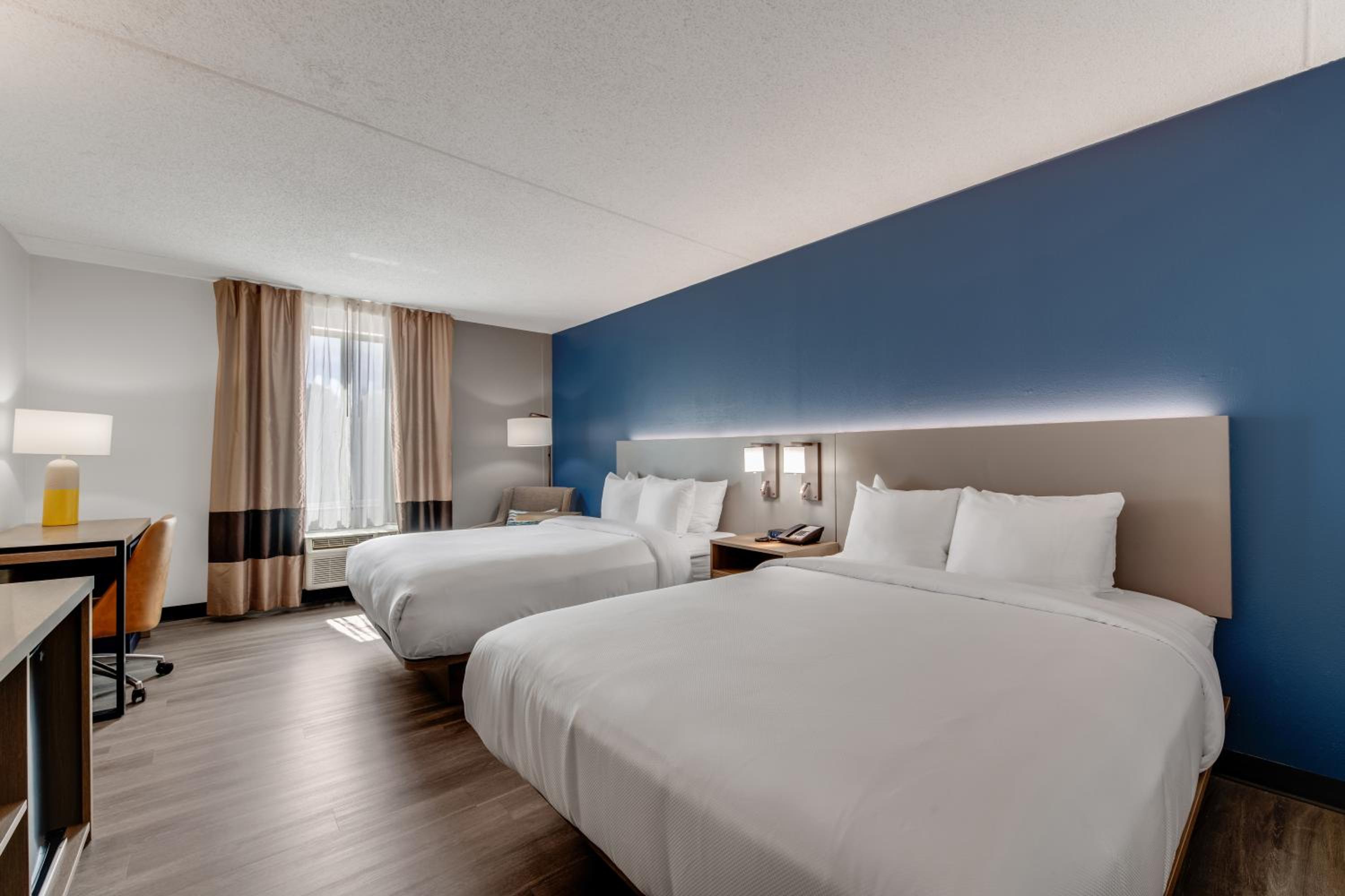 Queen Room with Two Queen Beds - Non-Smoking - Photo 1