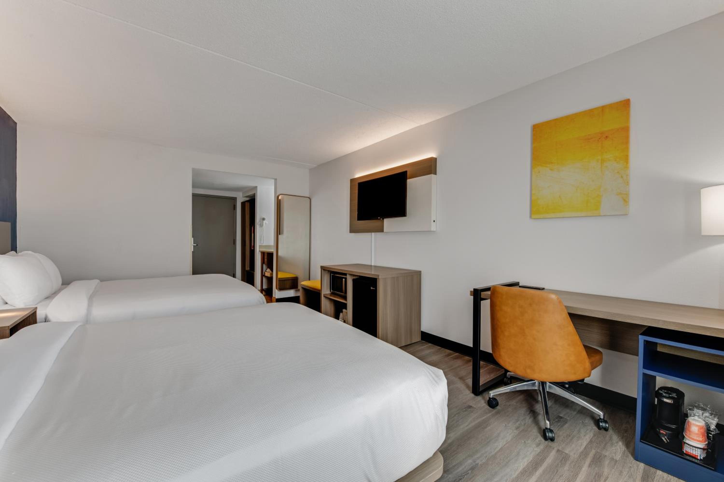 Queen Room with Two Queen Beds - Non-Smoking - Photo 3