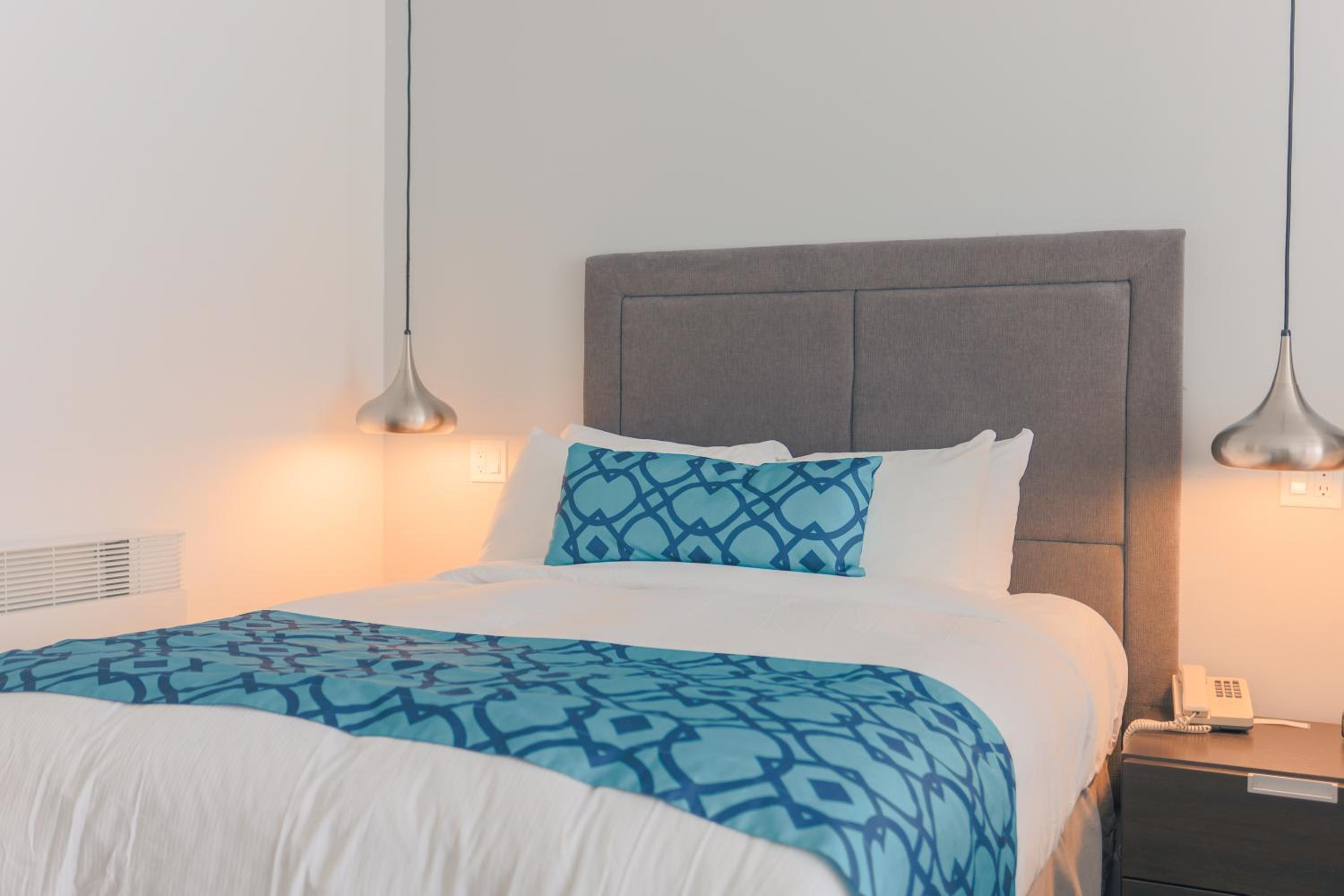 Deluxe with 1 Queen Bed