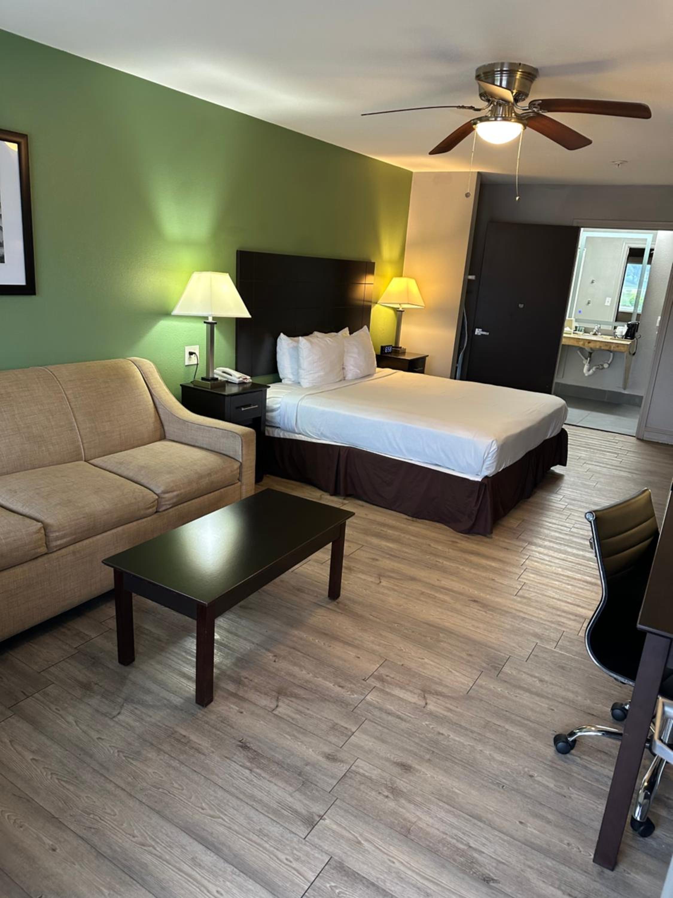 King Room with Roll-in Shower - Disability Access/Non-Smoking photo 3
