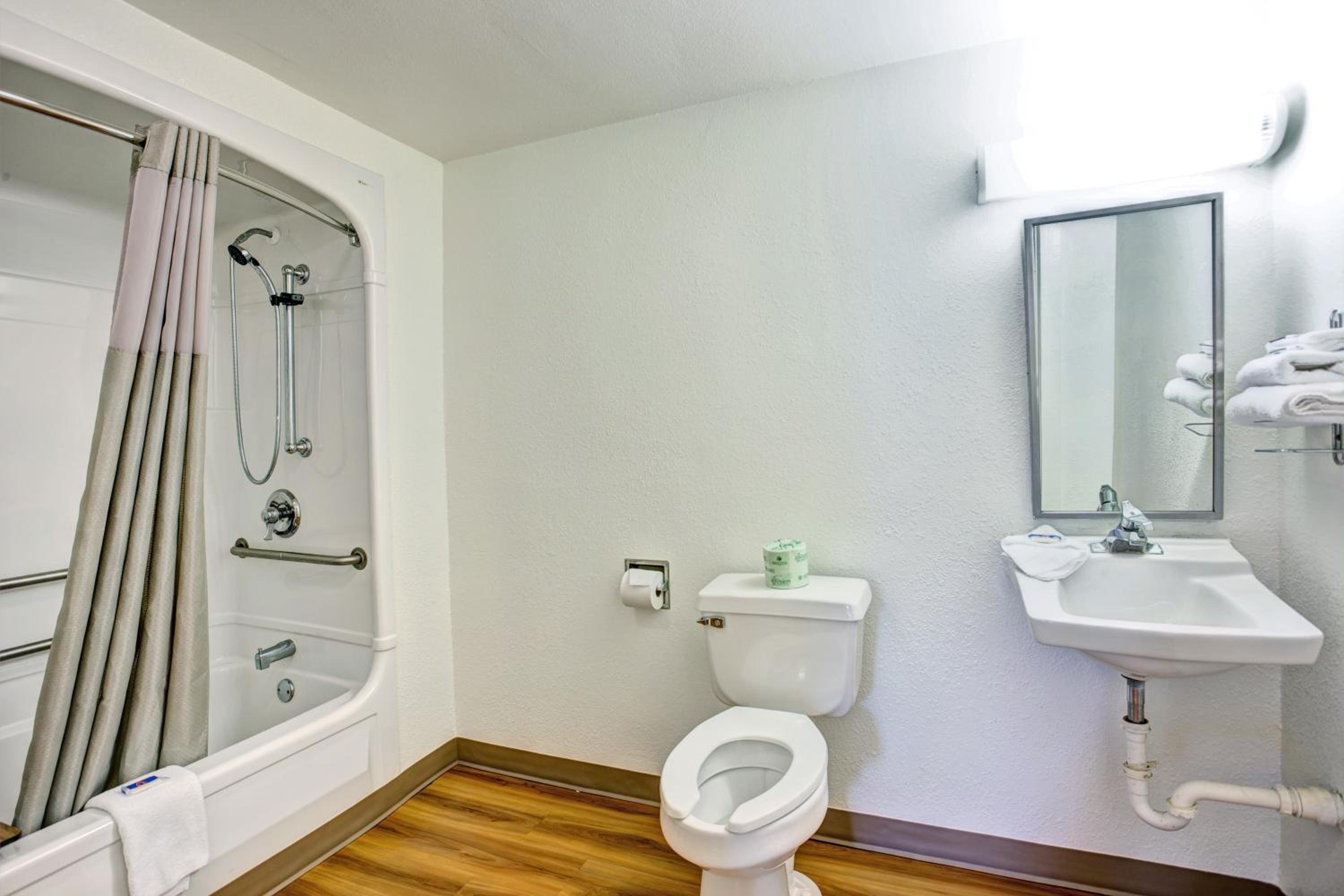 Double Room with Two Double Beds - Mobility Access/Non-Smoking photo 2