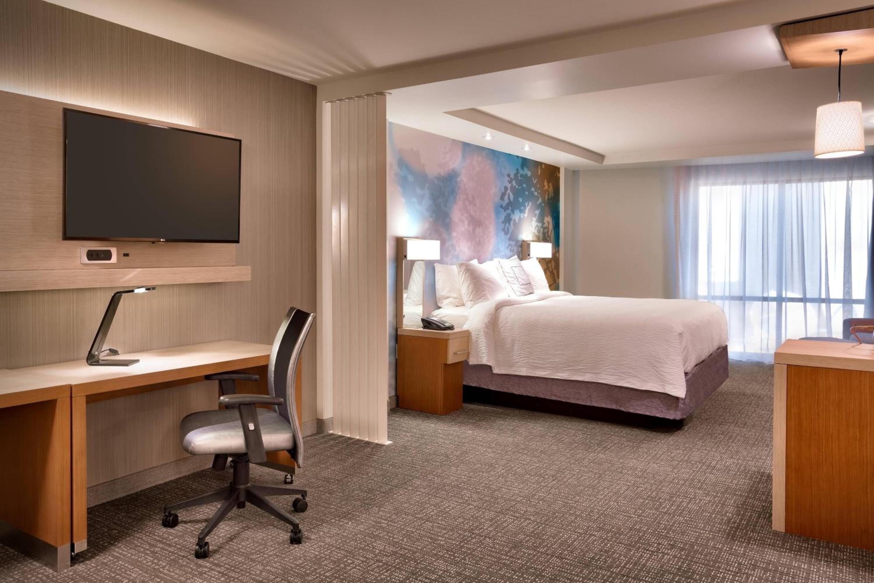 King Suite with Bathtub and Sofa Bed - Mobility Access photo 2